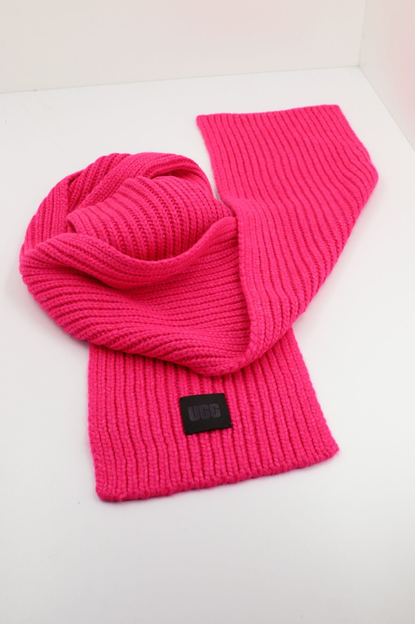 UGG  CHUNKY RIB KNIT SCARF en color ROSA (1)
