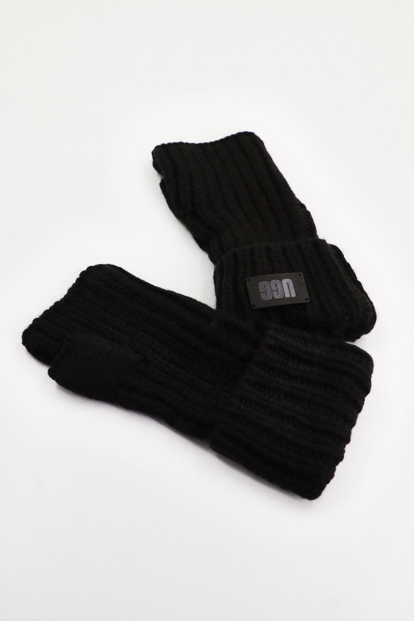 UGG  CHUNKY FINGERLESS CUFF GLO en color NEGRO (1)