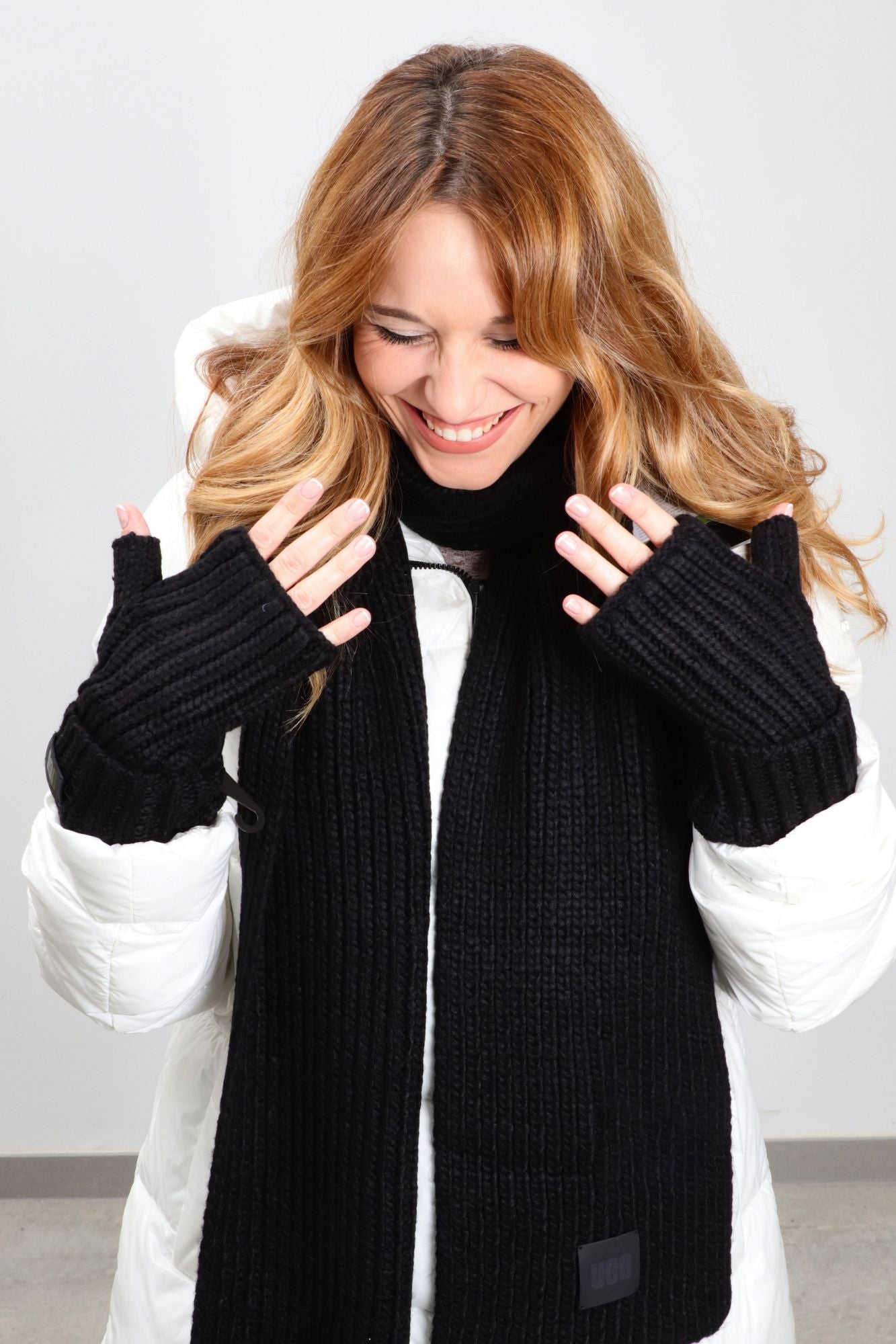 UGG  CHUNKY FINGERLESS CUFF GLO en color NEGRO (2)