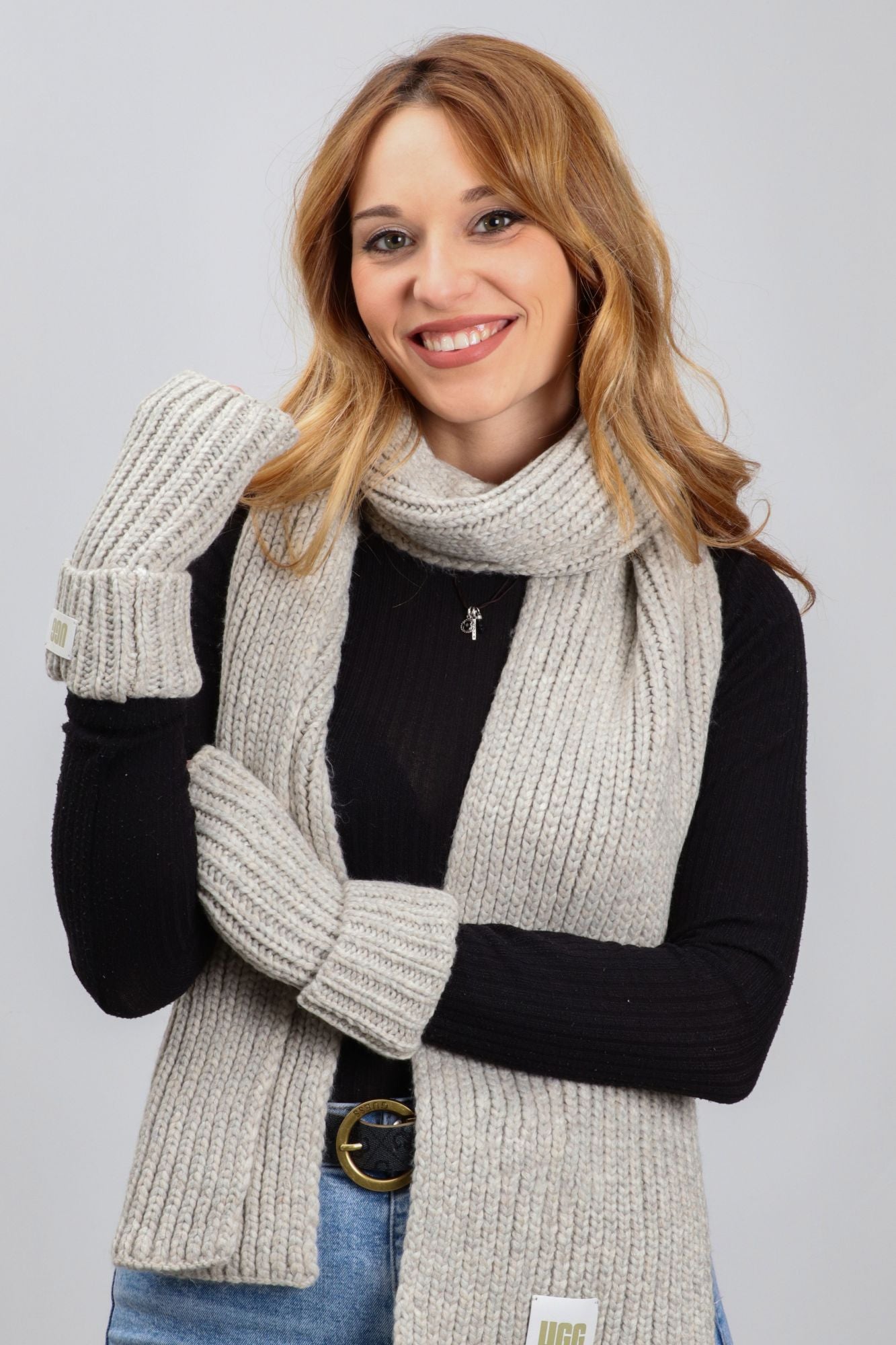 UGG CHUNKY FINGERLESS CUFF GLO en color GRIS (2)