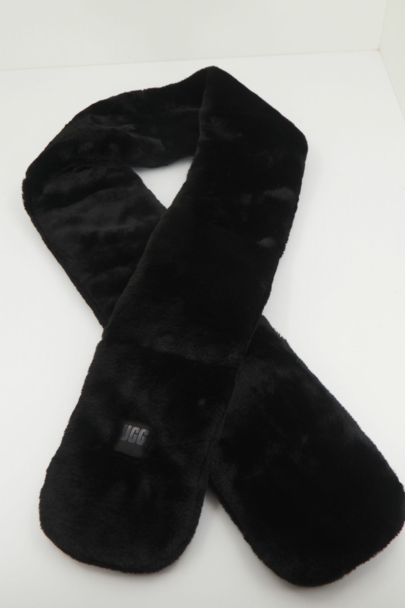 UGG  OBLONG FAUX  en color NEGRO (1)