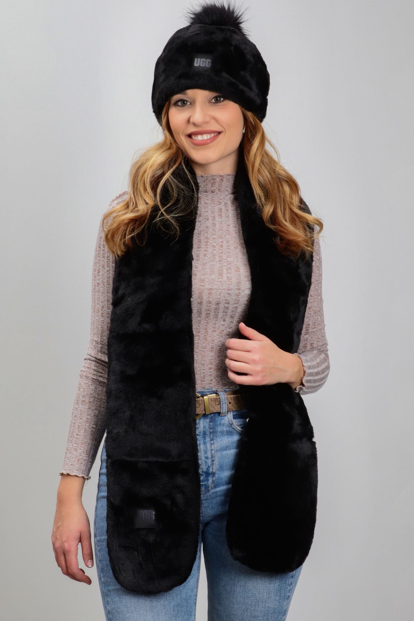 UGG  OBLONG FAUX  en color NEGRO (2)