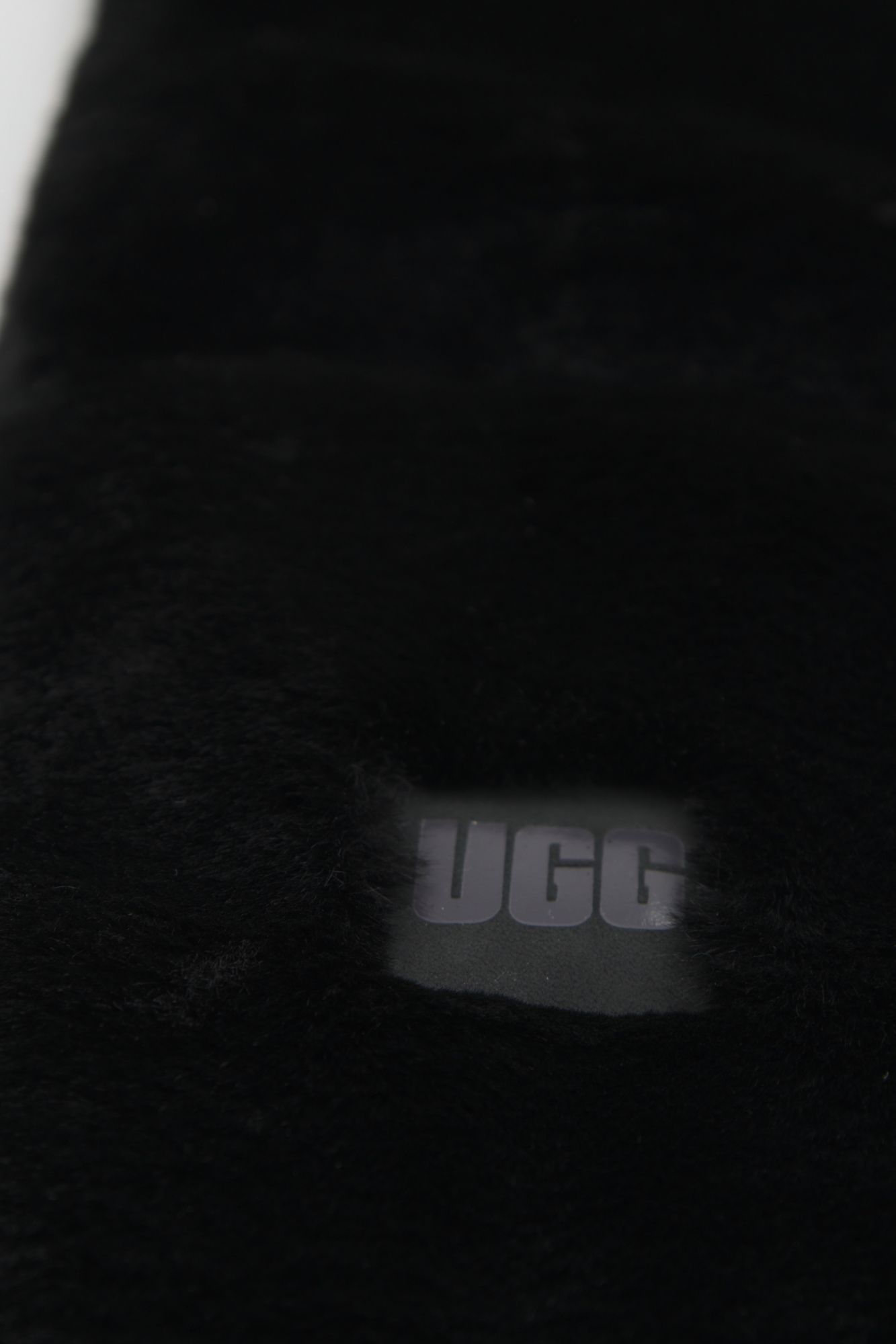 UGG  OBLONG FAUX  en color NEGRO (4)