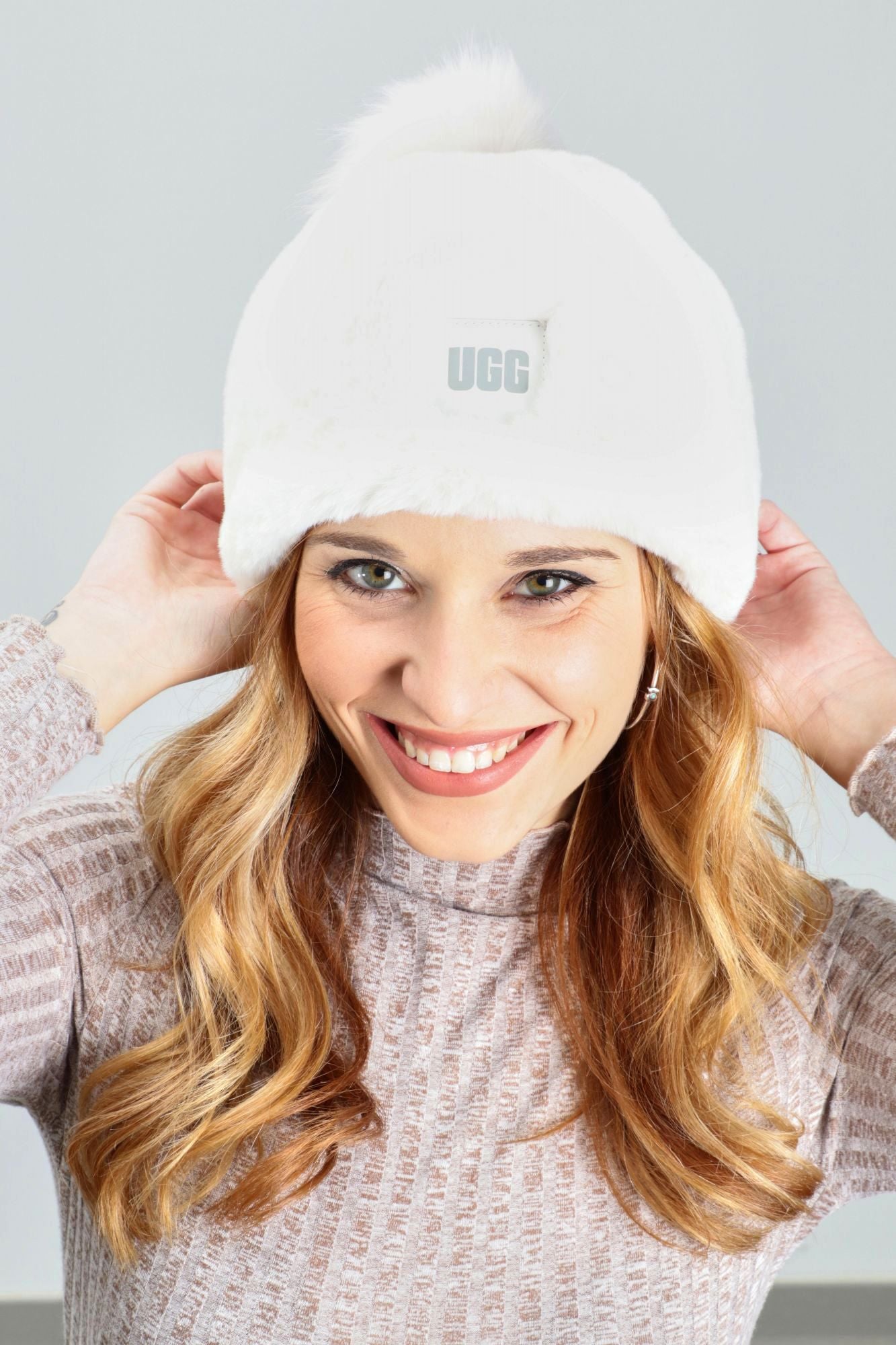 UGG  W FAUX FUR BEANIE W POM en color BLANCO (2)