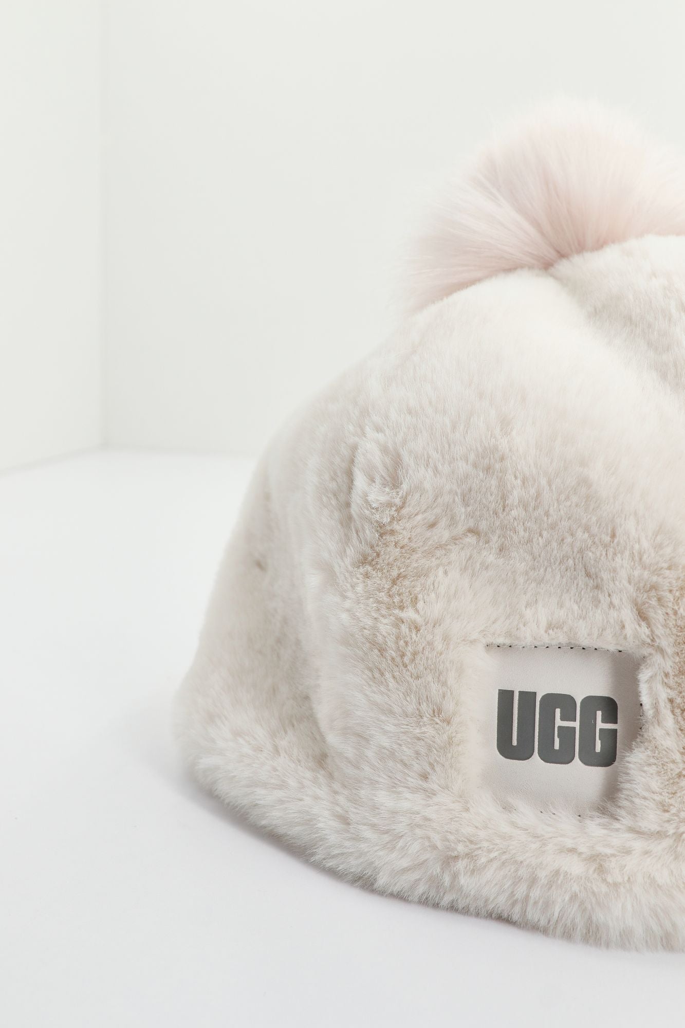 UGG  W FAUX FUR BEANIE W POM en color BLANCO (4)