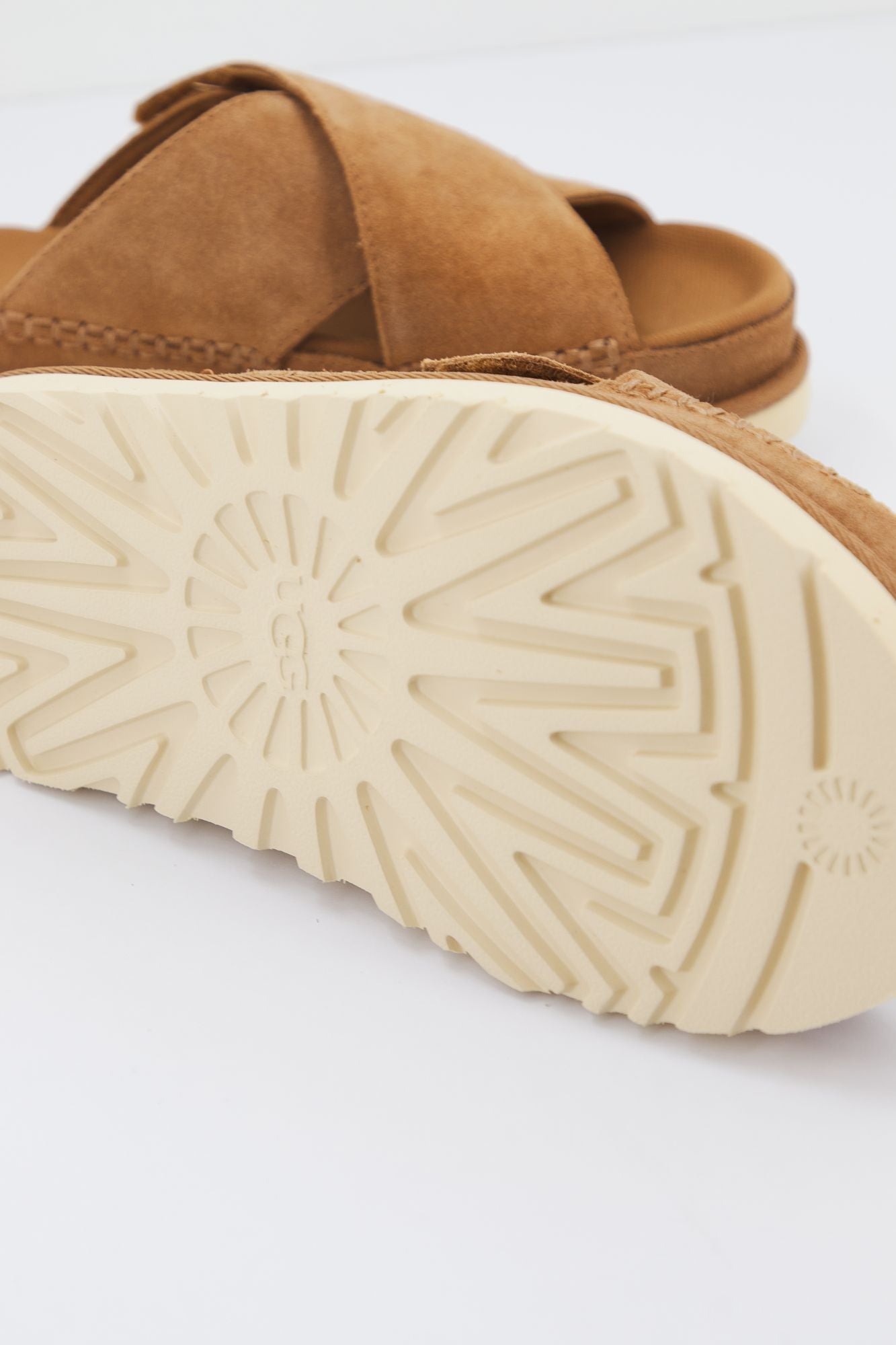 UGG W GOLDENSTAR CROSS SLIDE en color MARRON (3)