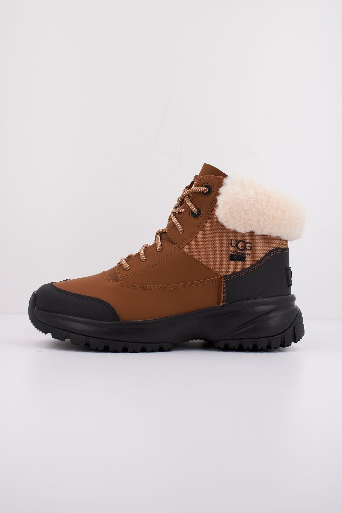 UGG W YOSE FLUFF V2 en color MARRON (1)