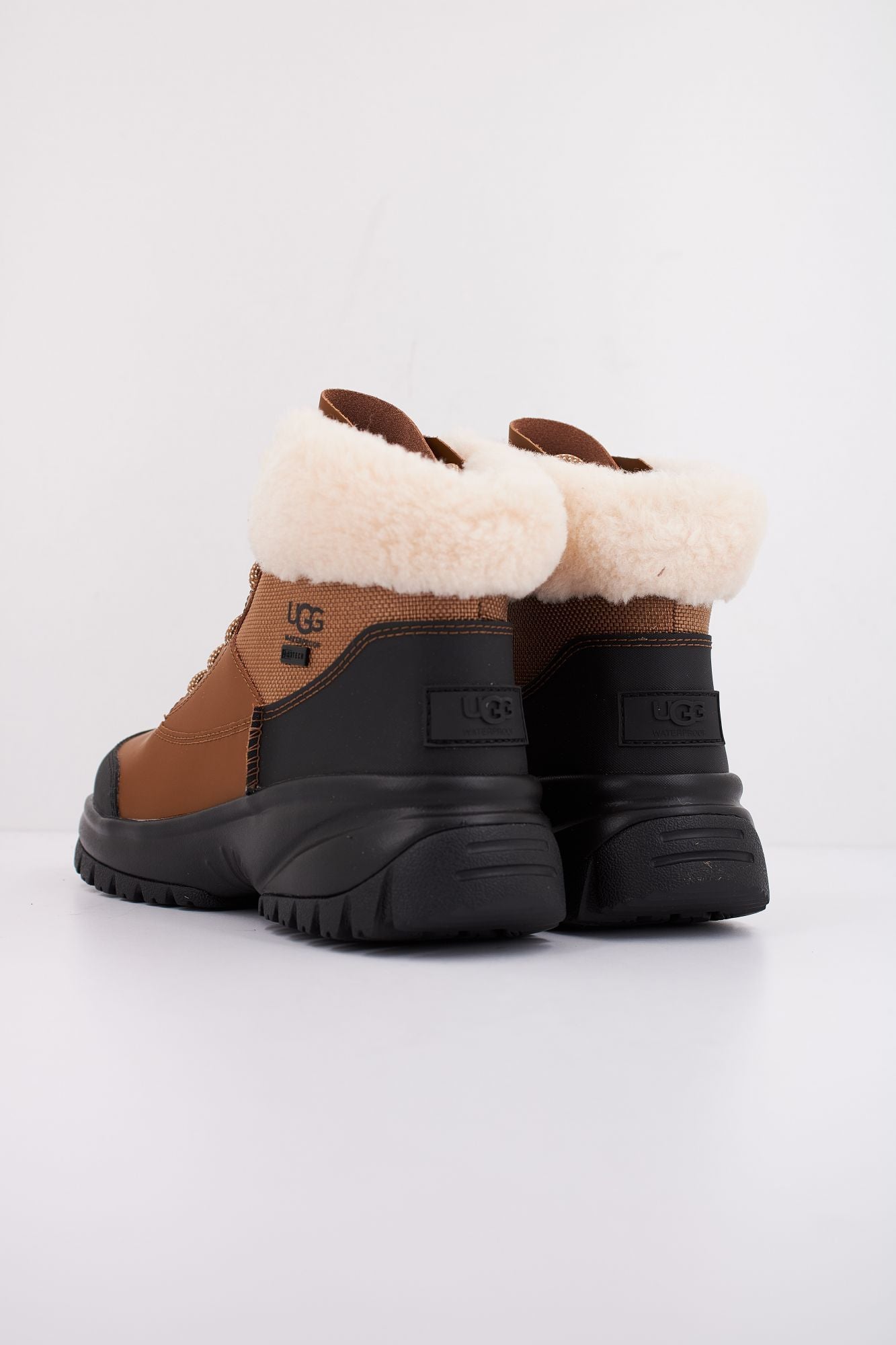 UGG W YOSE FLUFF V2 en color MARRON (4)