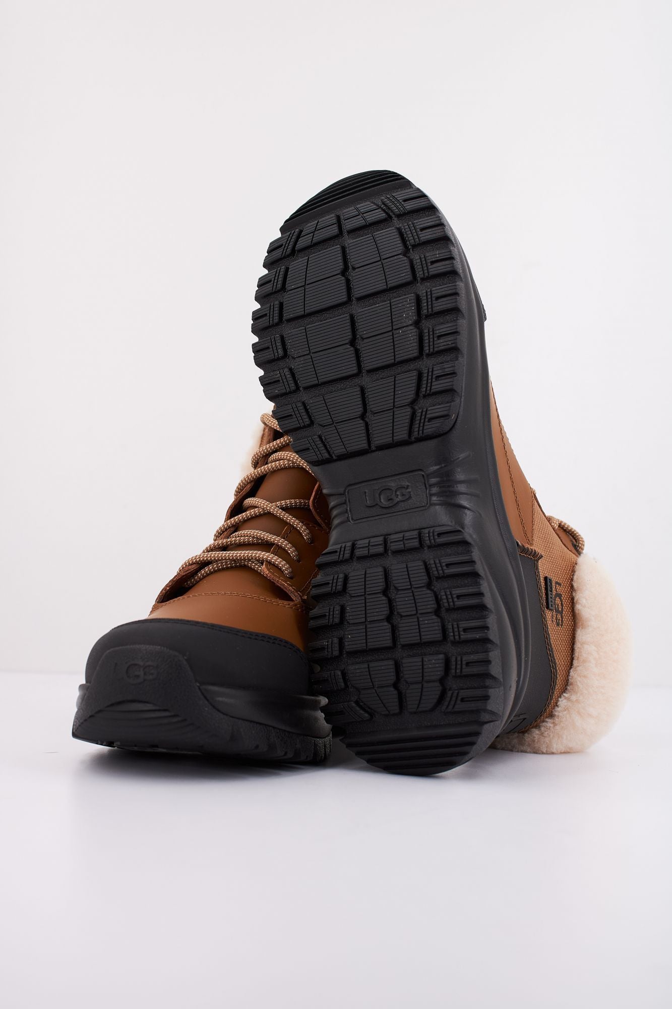 UGG W YOSE FLUFF V2 en color MARRON (5)