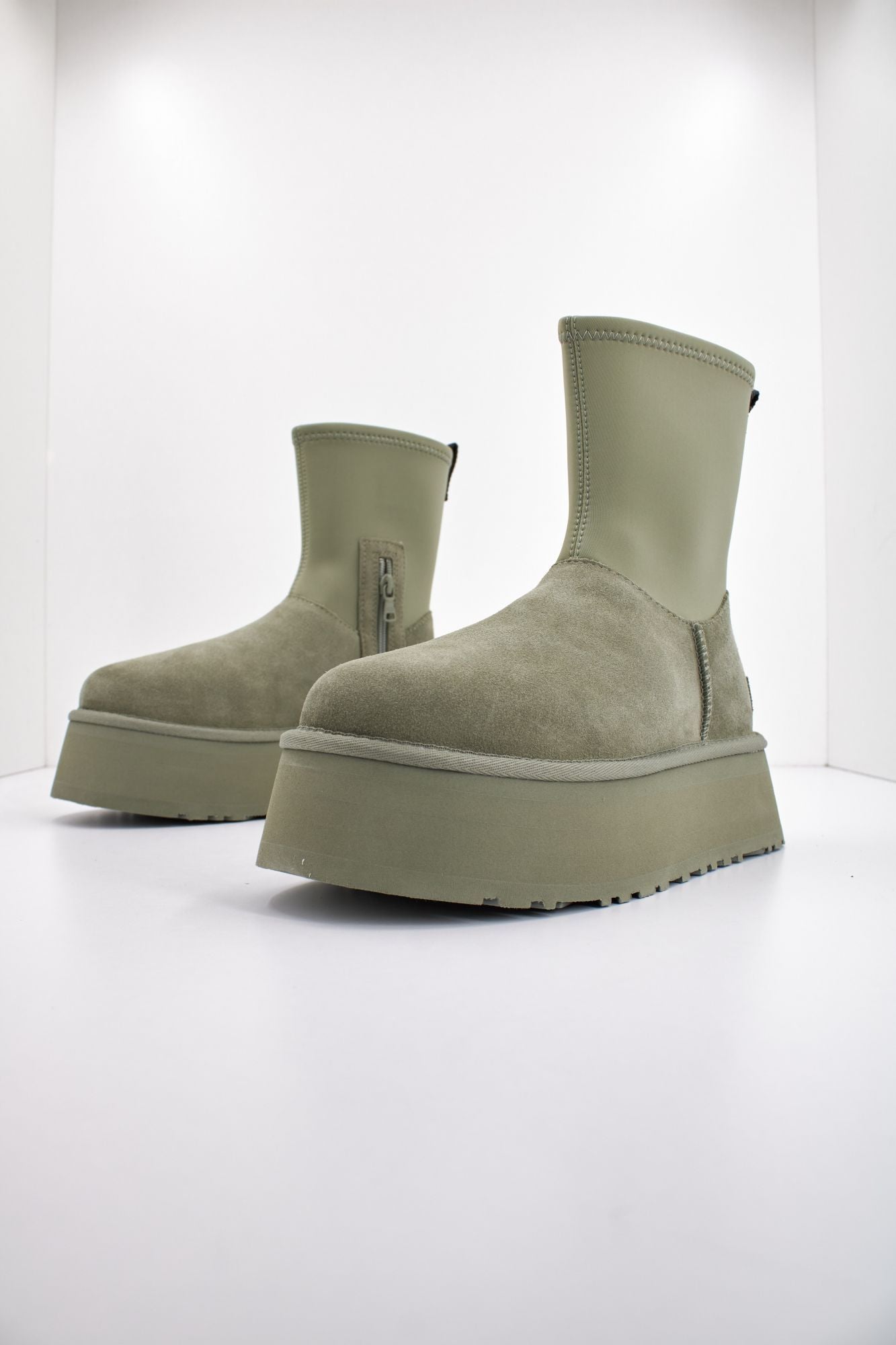 UGG W CLASSIC DIPPER en color VERDE (2)
