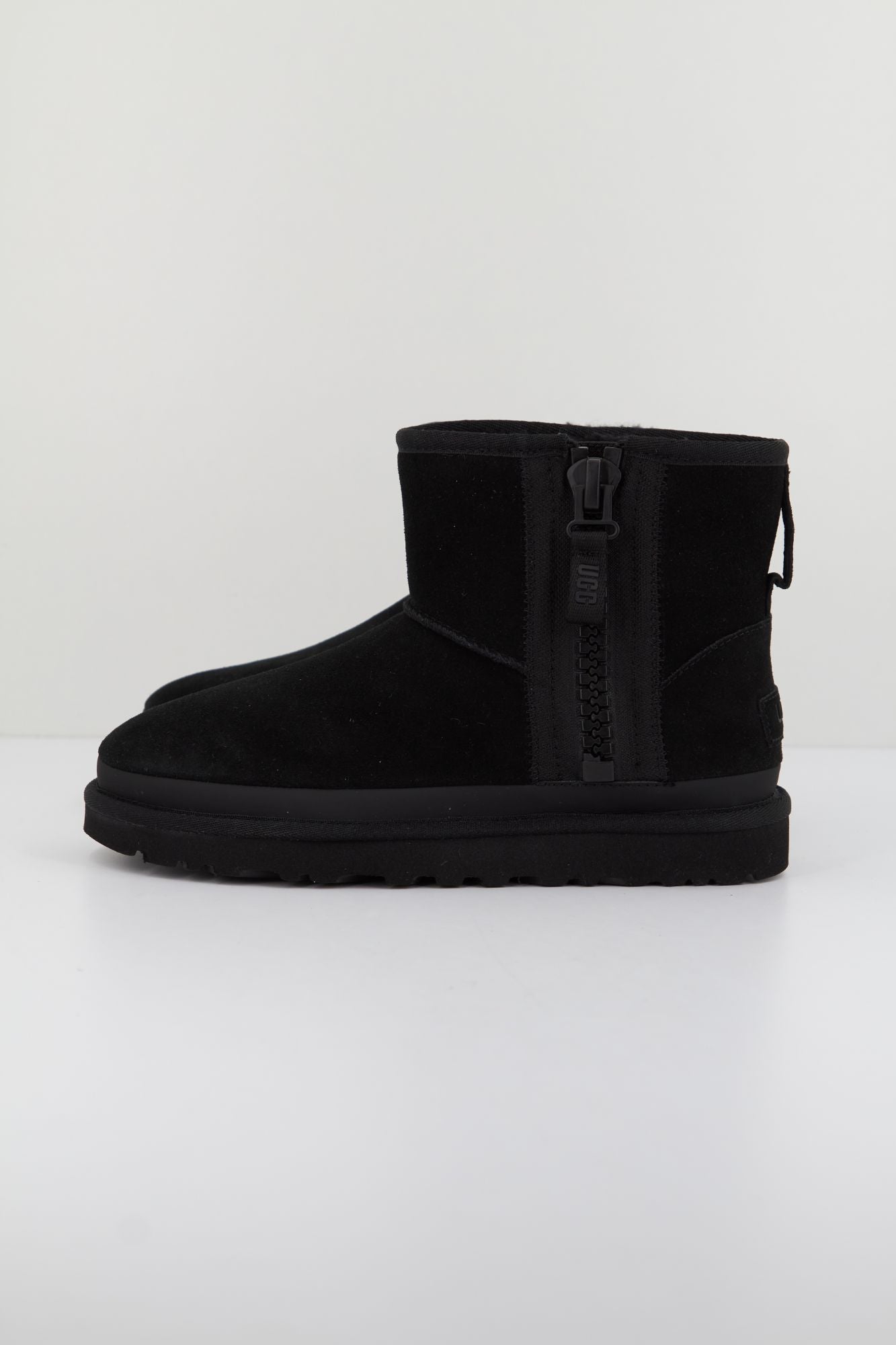 UGG W CLASSIC MINI ZIPPER TAPE en color NEGRO (1)