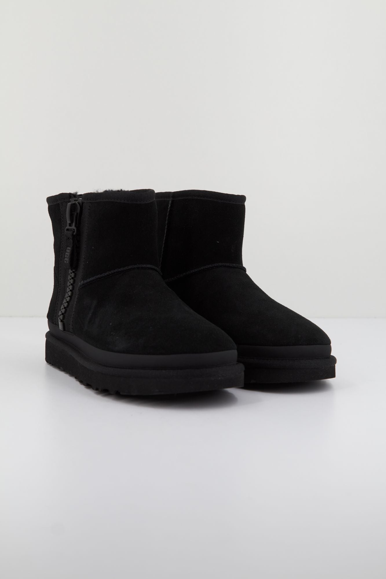 UGG W CLASSIC MINI ZIPPER TAPE en color NEGRO (2)