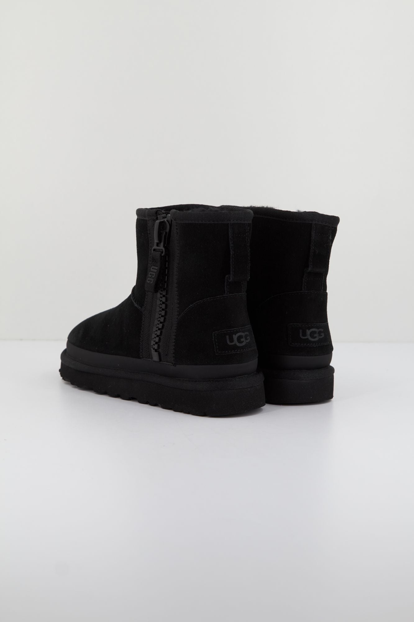 UGG W CLASSIC MINI ZIPPER TAPE en color NEGRO (3)