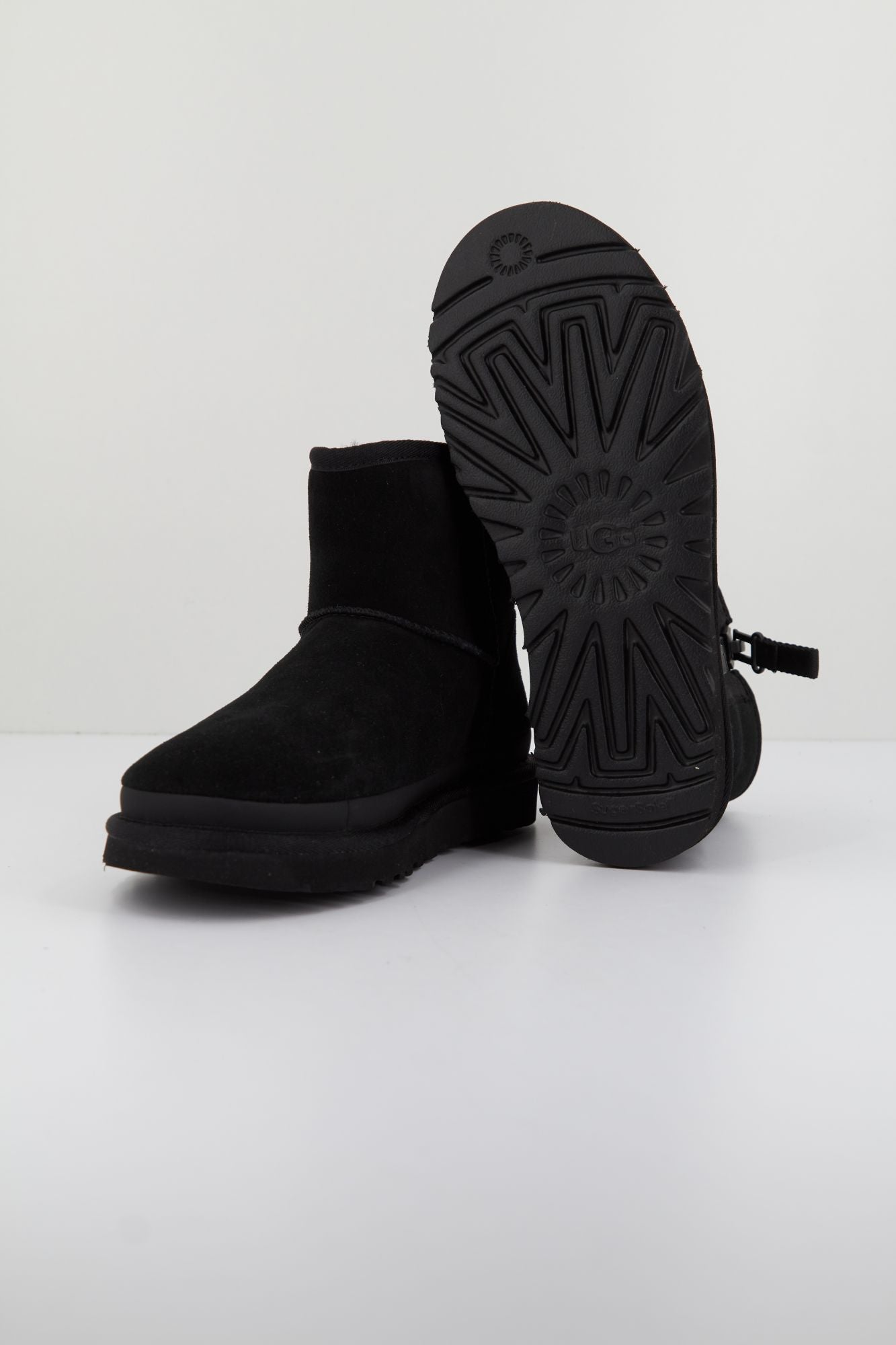 UGG W CLASSIC MINI ZIPPER TAPE en color NEGRO (4)