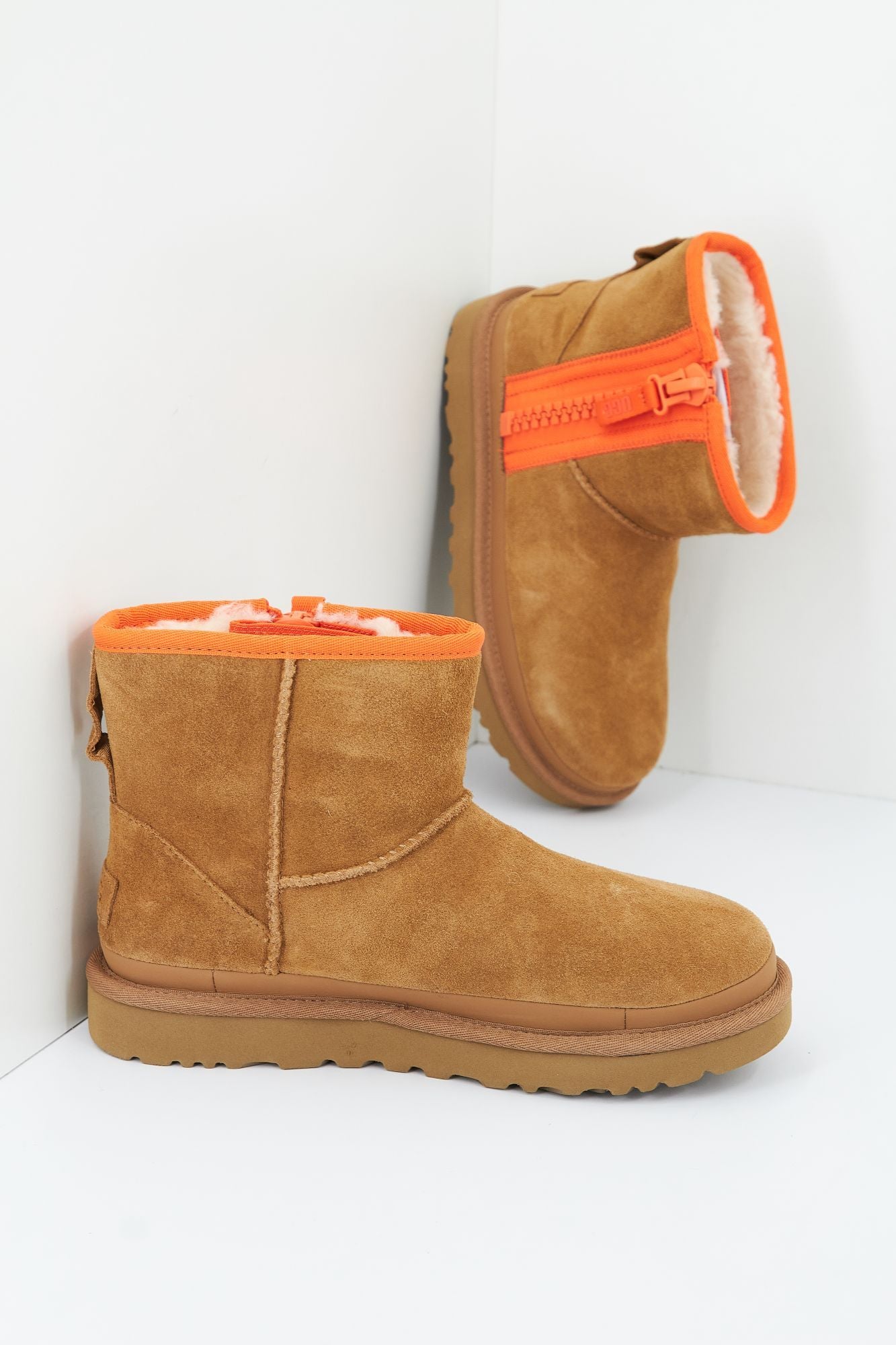 UGG W CLASSIC MINI ZIPPER TAPE en color MARRON CLARO (1)