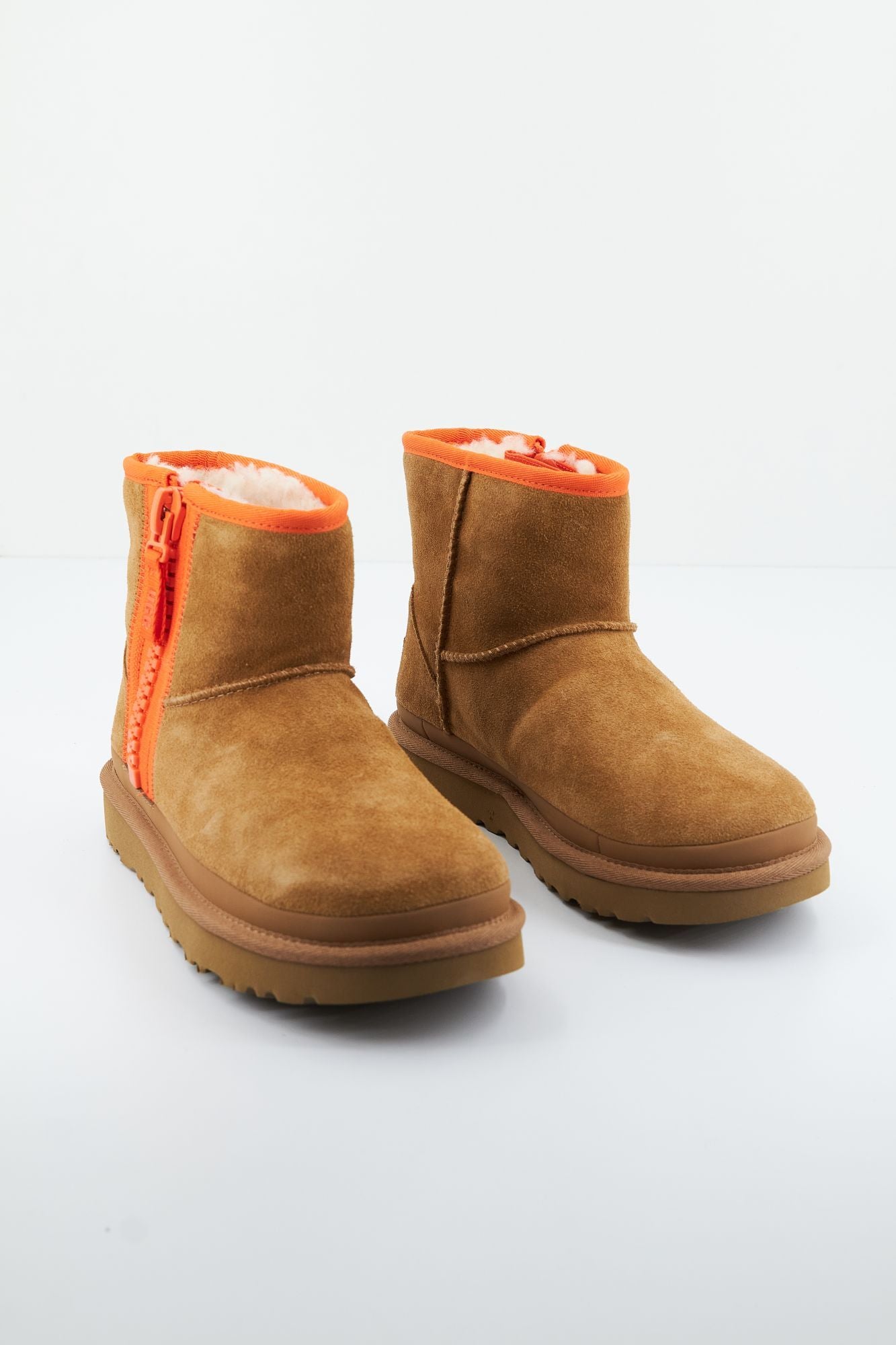 UGG W CLASSIC MINI ZIPPER TAPE en color MARRON CLARO (2)