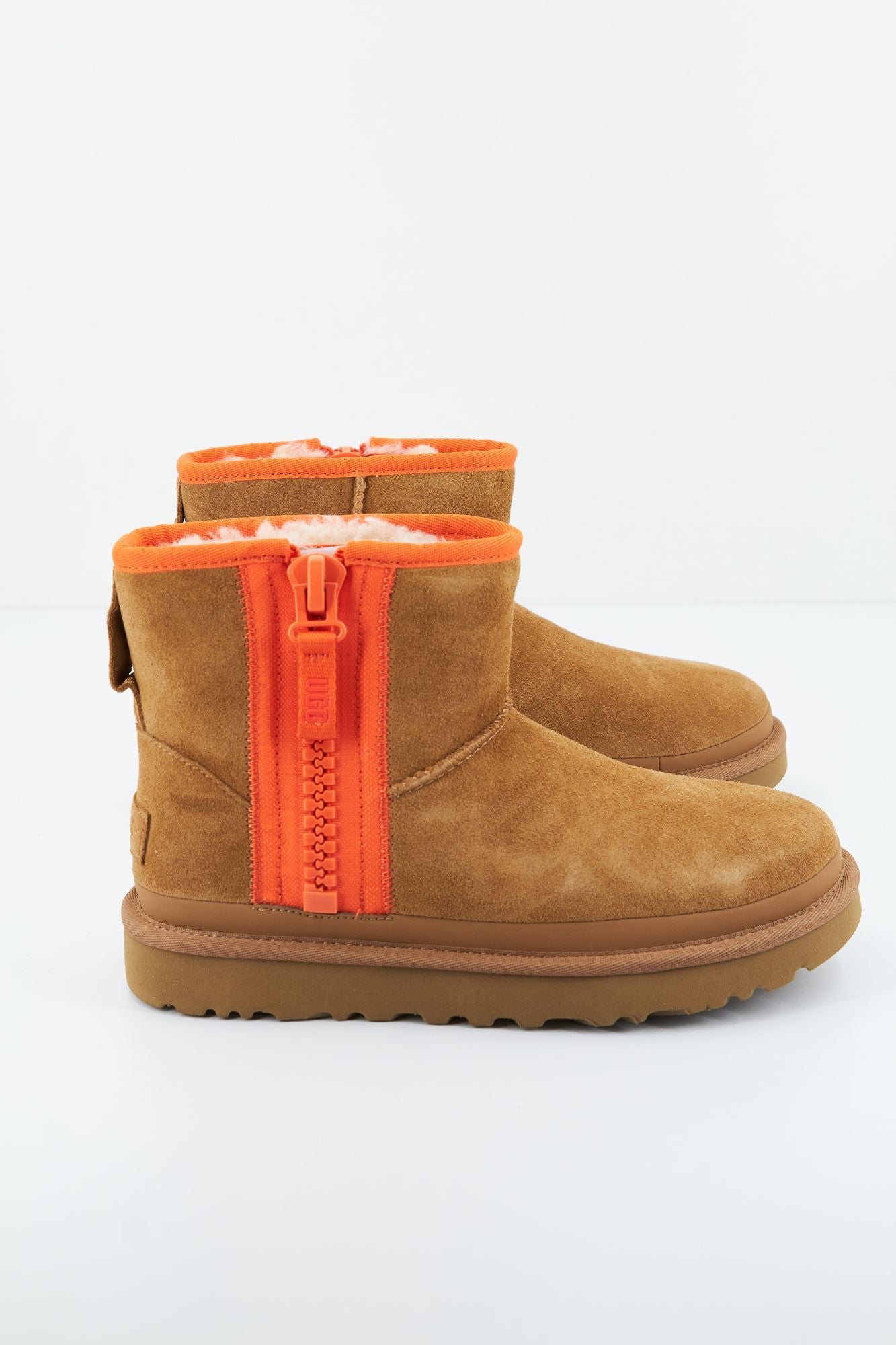 UGG W CLASSIC MINI ZIPPER TAPE en color MARRON CLARO (3)