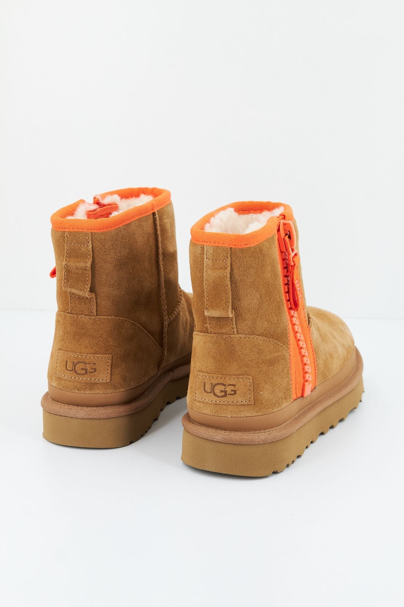 UGG W CLASSIC MINI ZIPPER TAPE en color MARRON CLARO (4)
