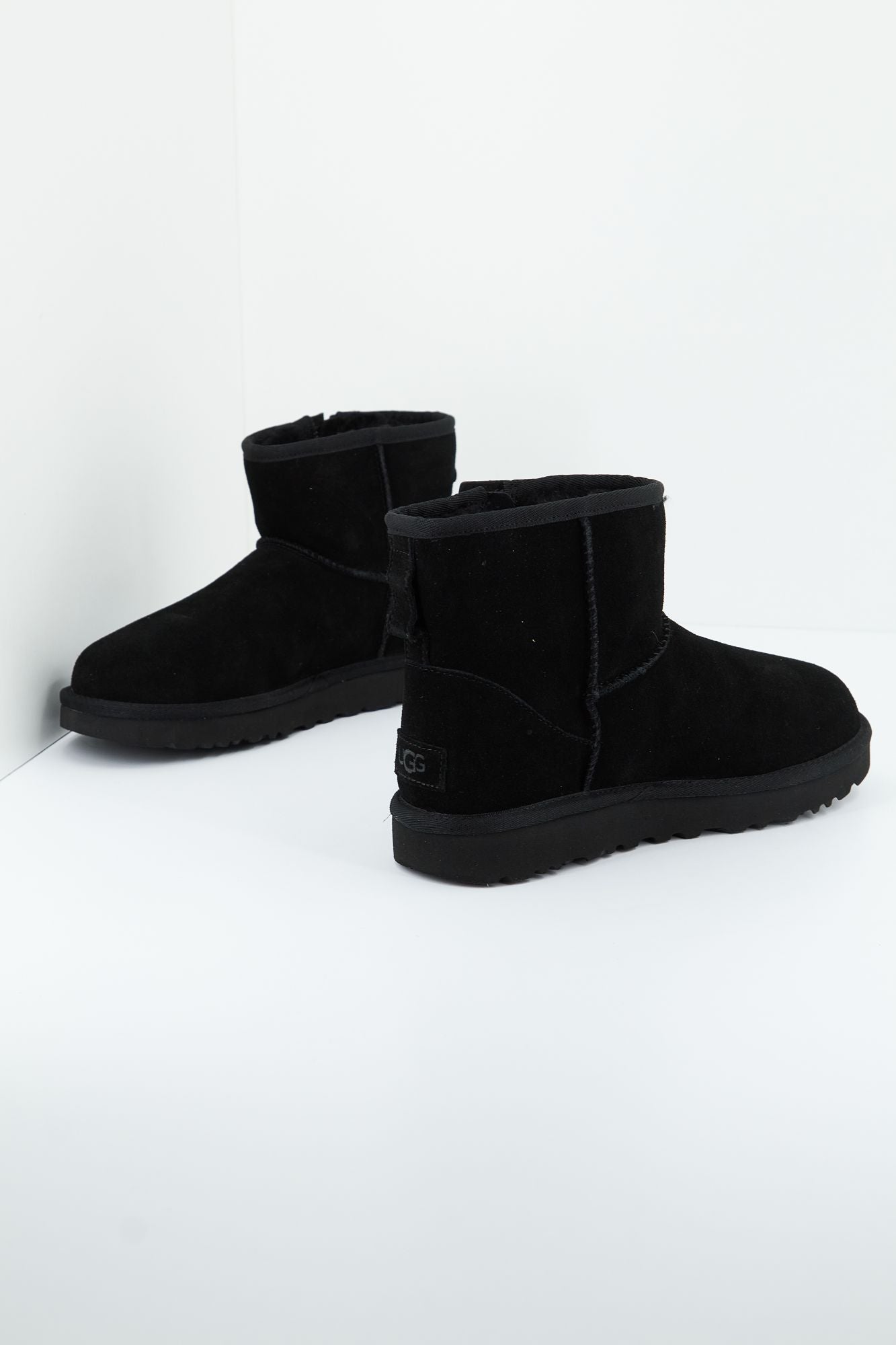 UGG CLASSIC MINI BAILEY ZIP en color NEGRO (1)