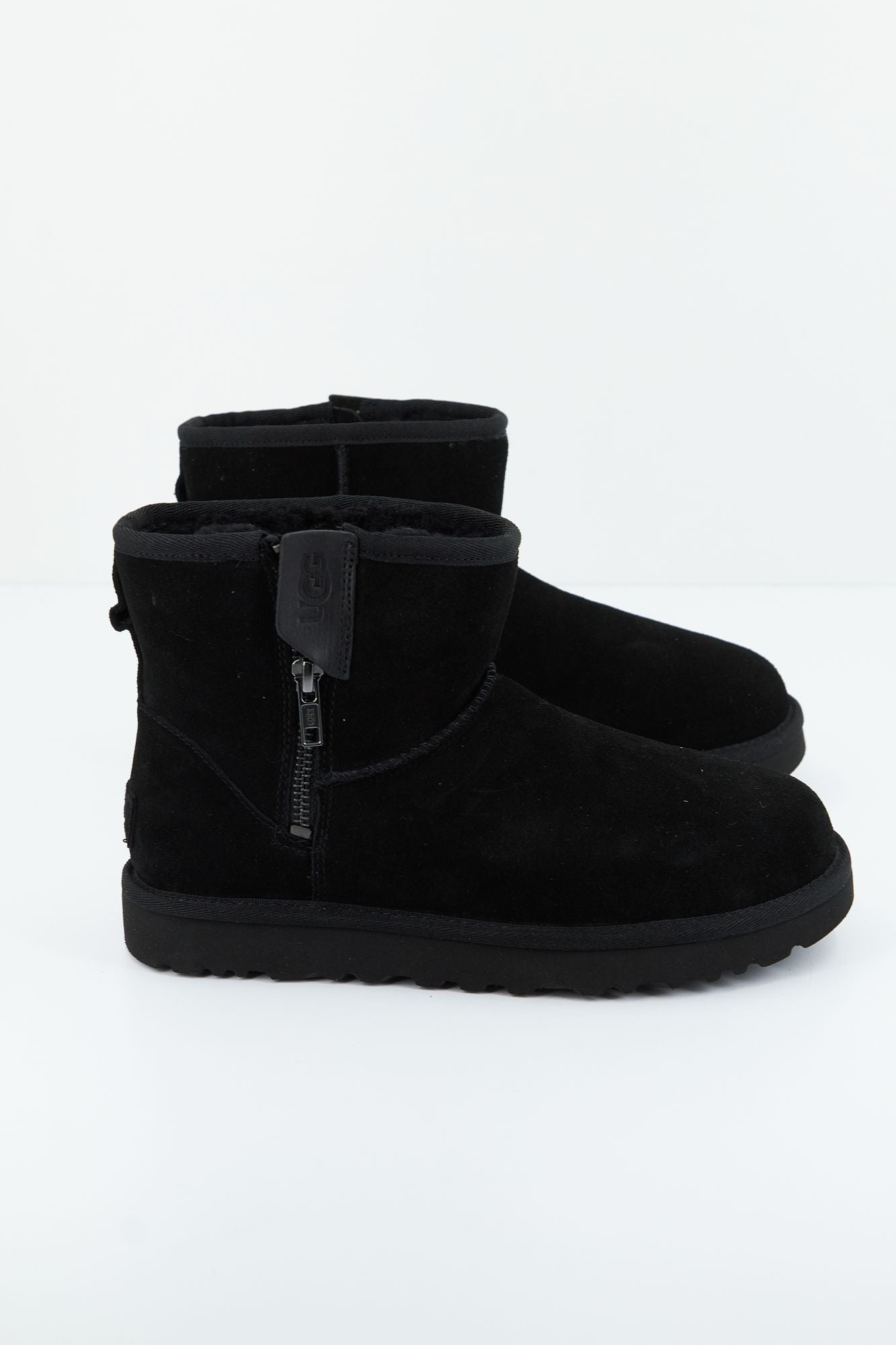 UGG CLASSIC MINI BAILEY ZIP en color NEGRO (3)