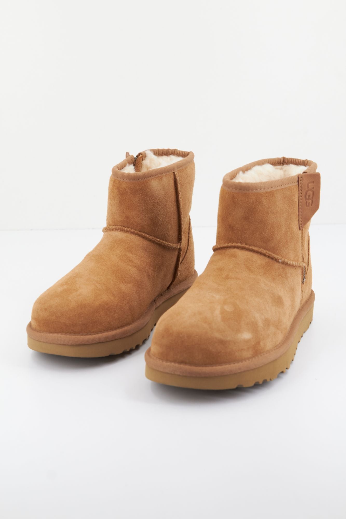 UGG CLASSIC MINI BAILEY ZIP en color MARRON CLARO (2)
