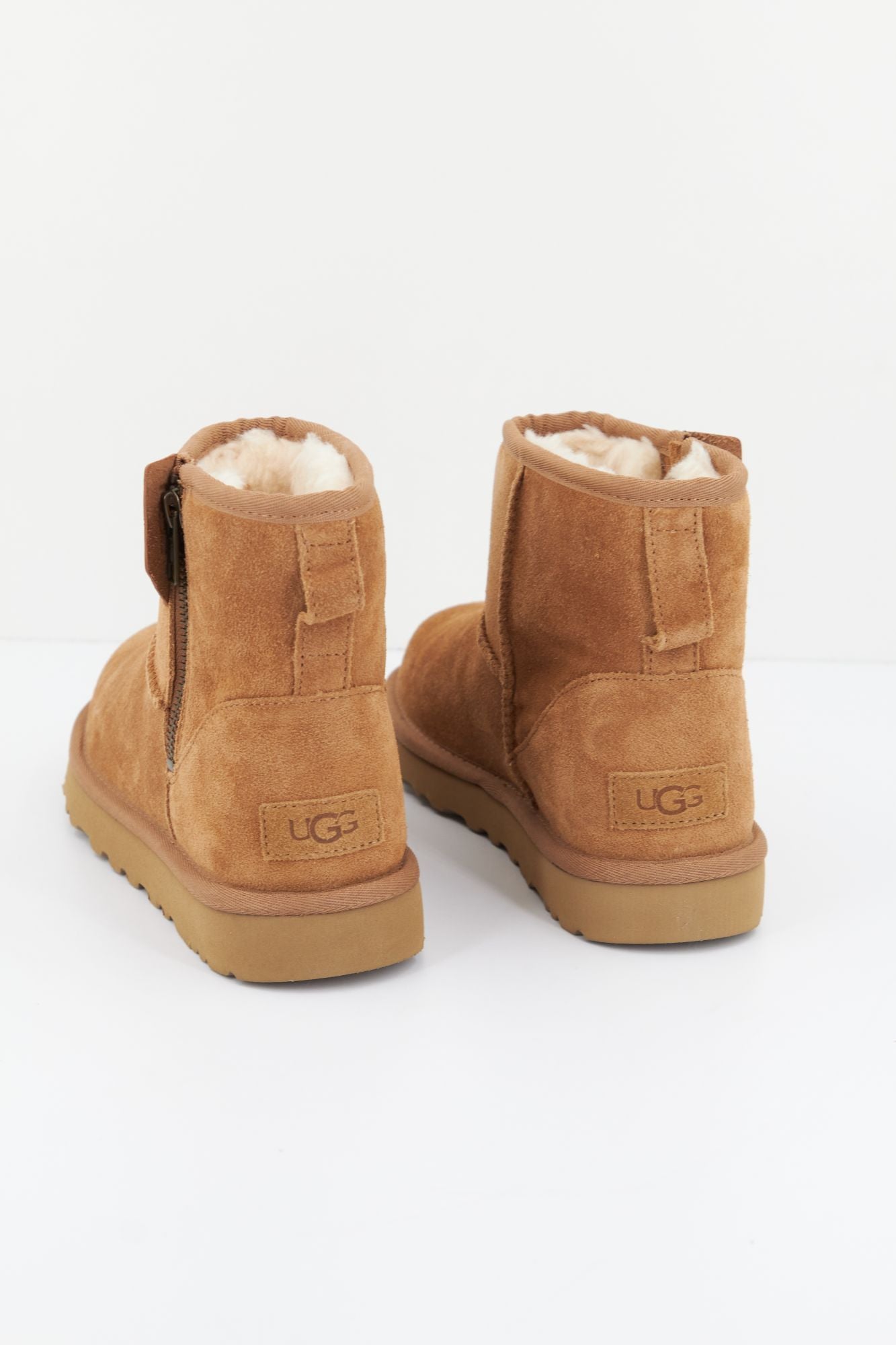 UGG CLASSIC MINI BAILEY ZIP en color MARRON CLARO (4)