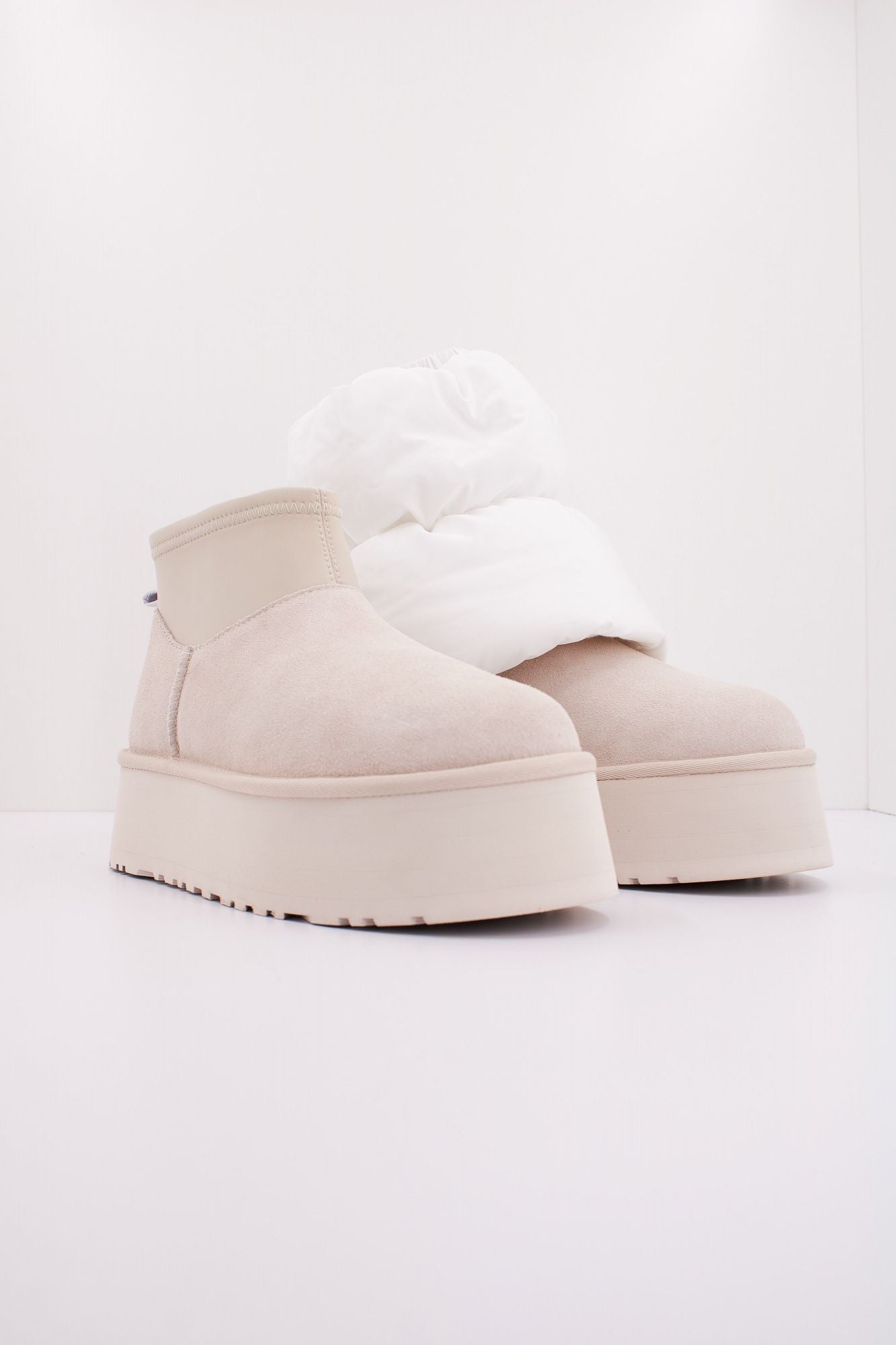 UGG W CLASSIC MINI DIPPER PUFF en color BLANCO (2)
