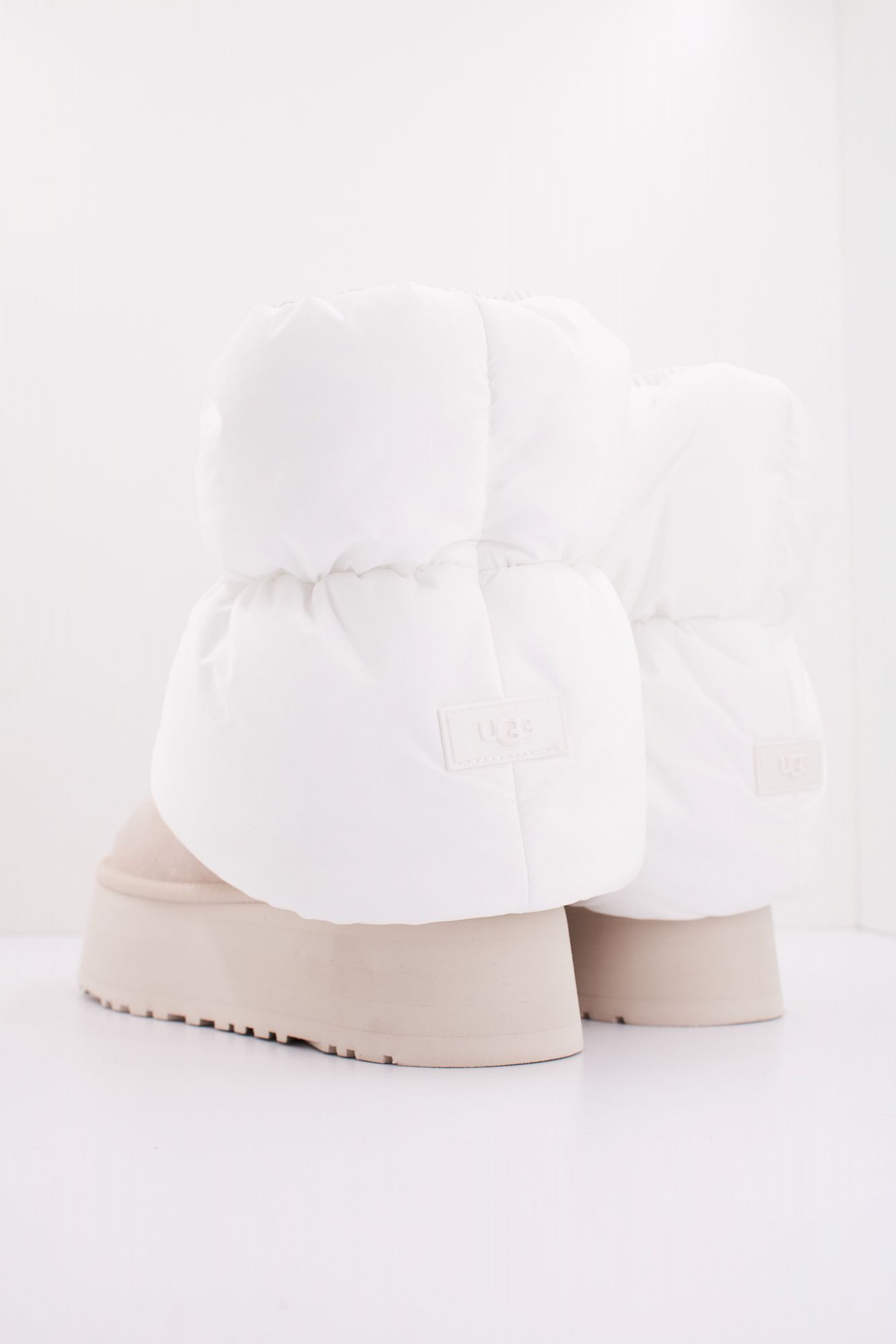 UGG W CLASSIC MINI DIPPER PUFF en color BLANCO (4)