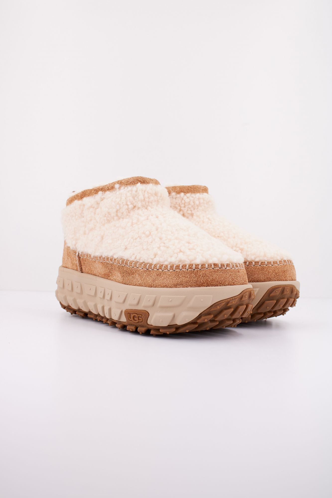 UGG W VENTURE DAZE ULTRA MINI COZY en color BEIS (2)