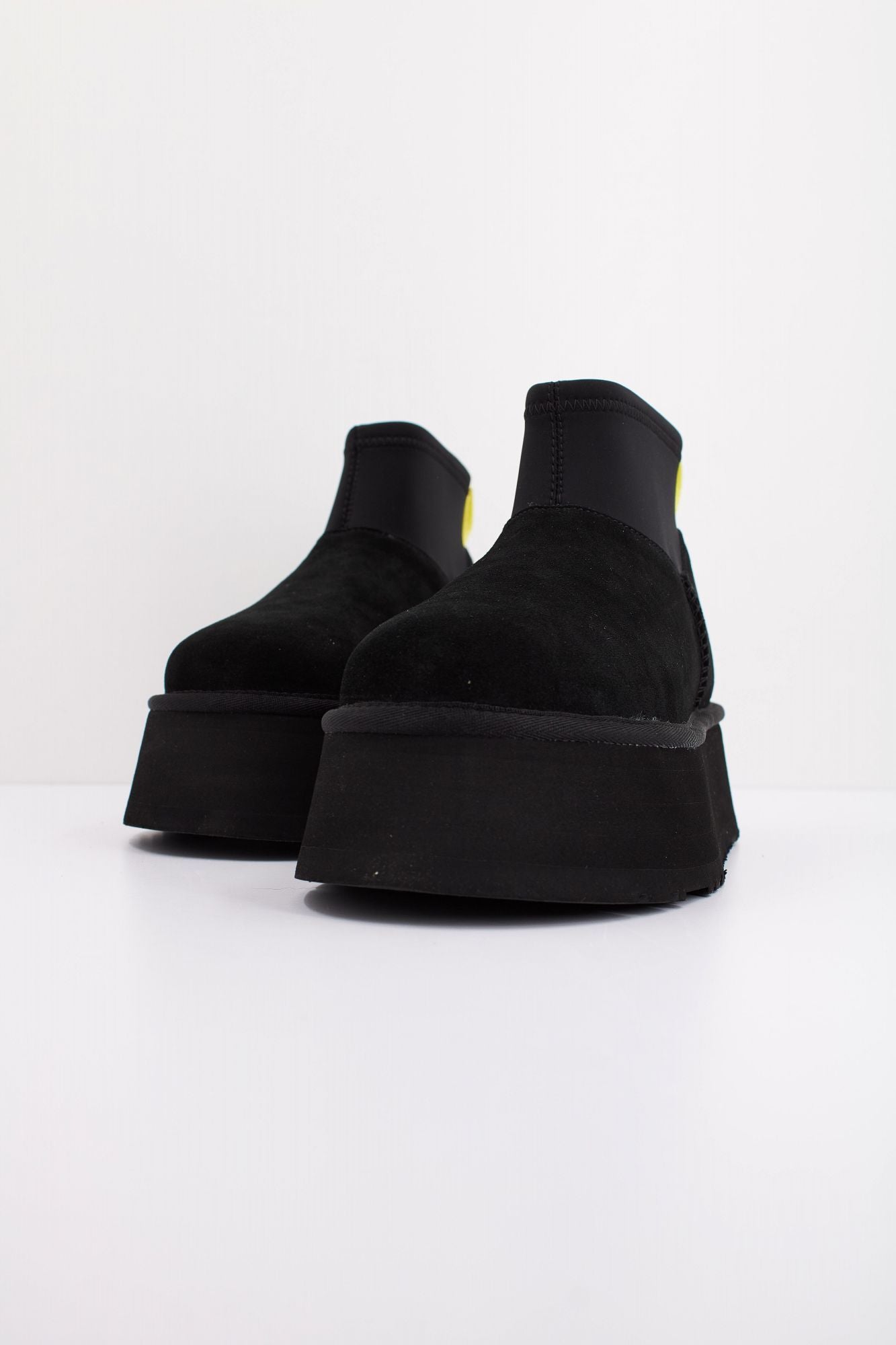 UGG CLASSIC MINI DIPPER en color NEGRO (2)