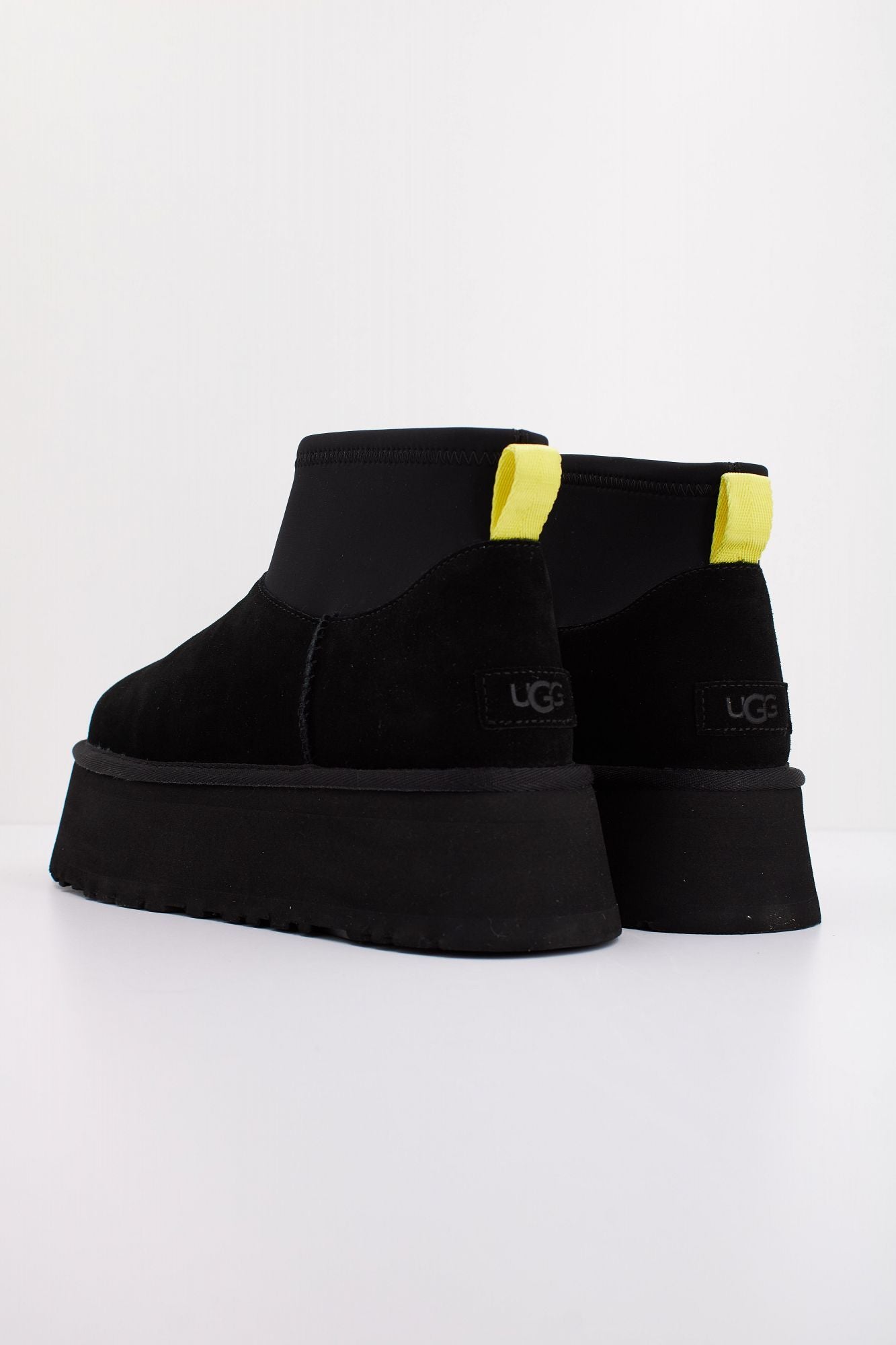UGG CLASSIC MINI DIPPER en color NEGRO (4)