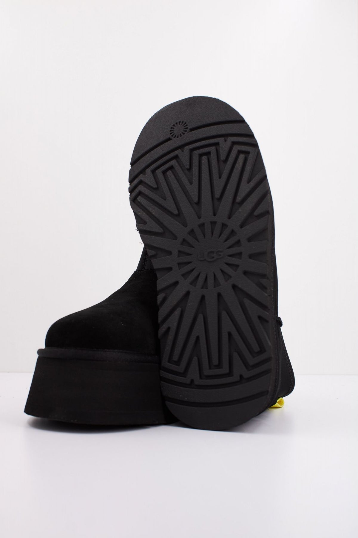 UGG CLASSIC MINI DIPPER en color NEGRO (5)