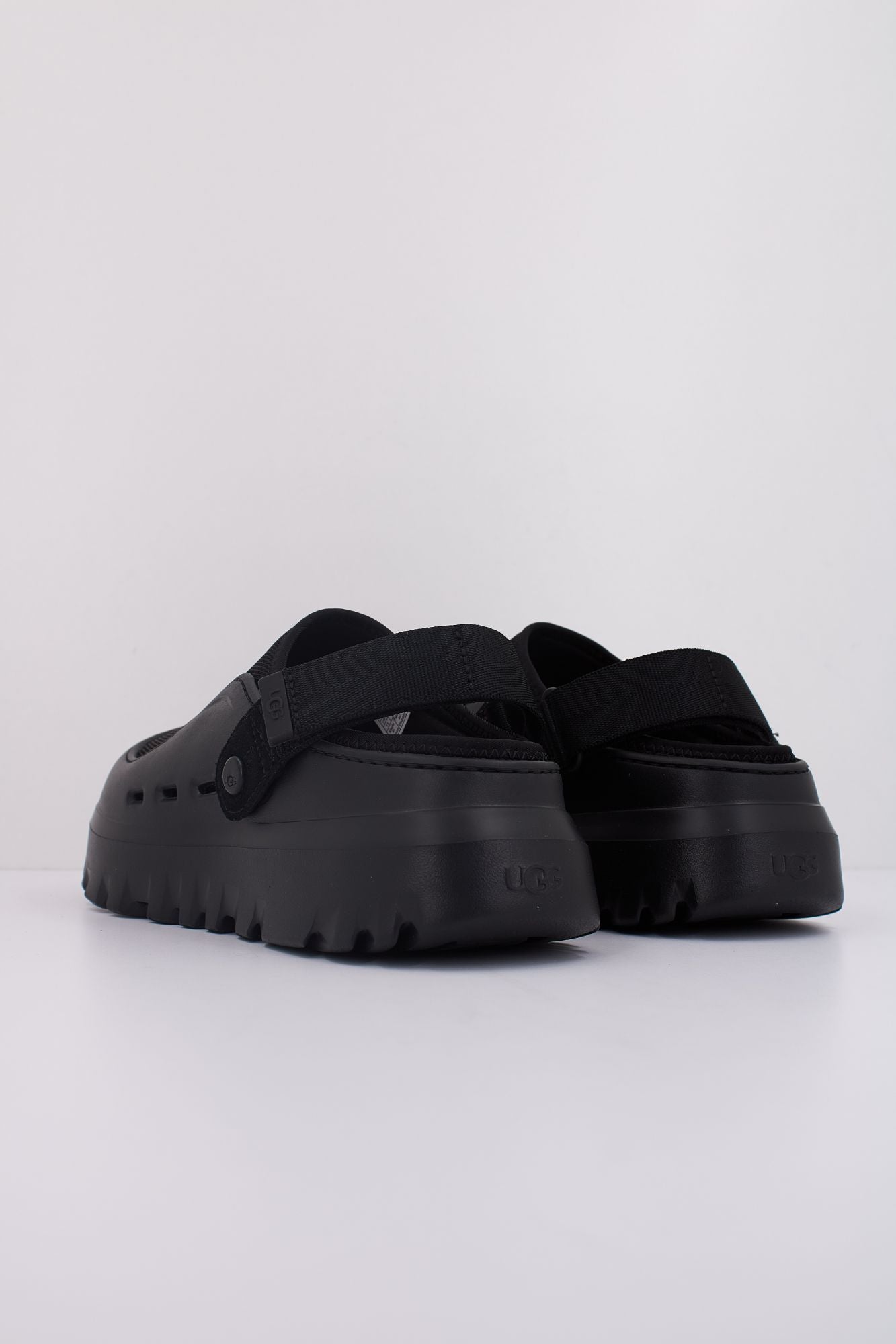 UGG M PEACKMOD en color NEGRO (4)