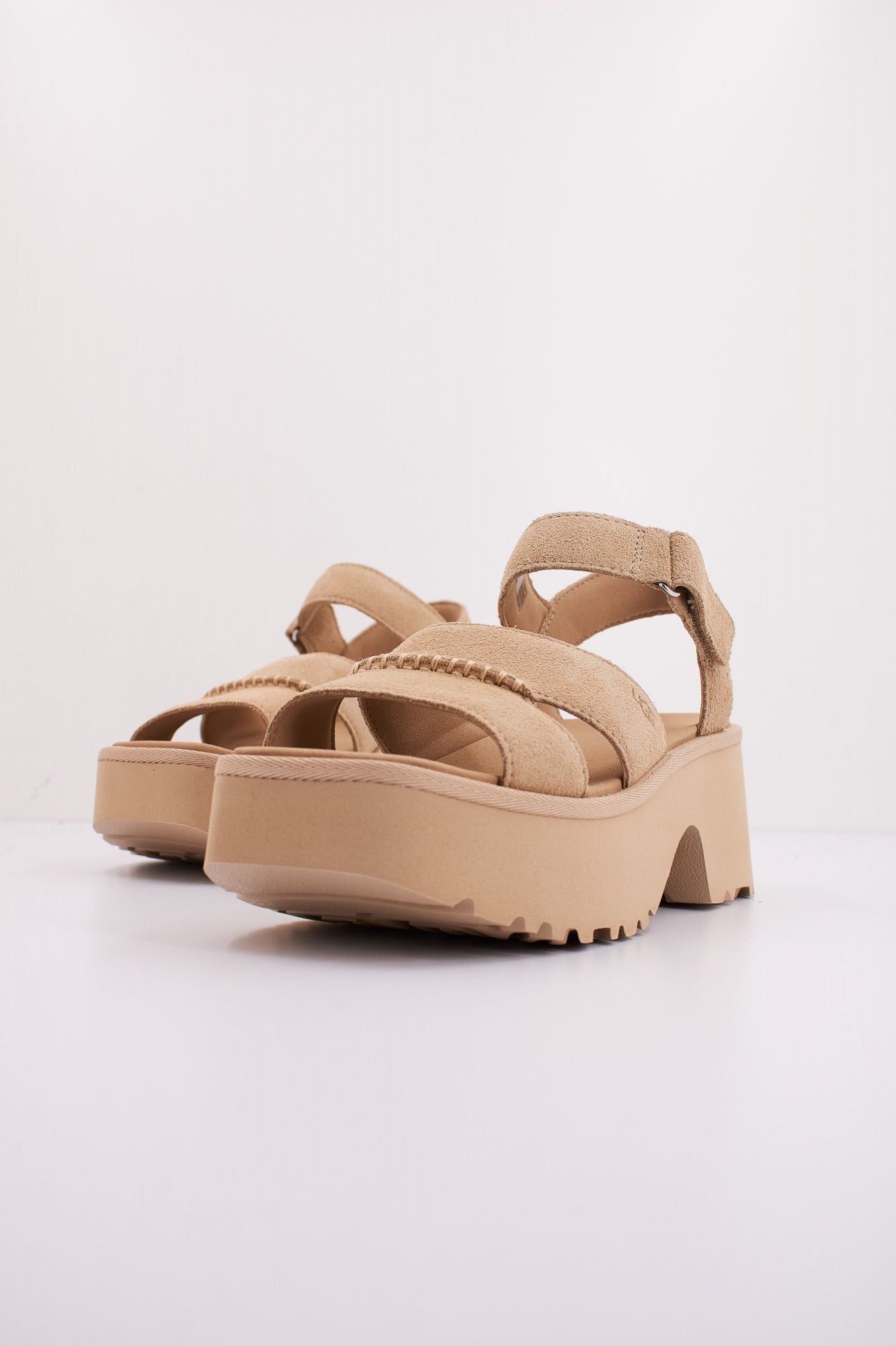 UGG W NEW HEIGHTS ANKLE STRAP en color MARRON CLARO (2)