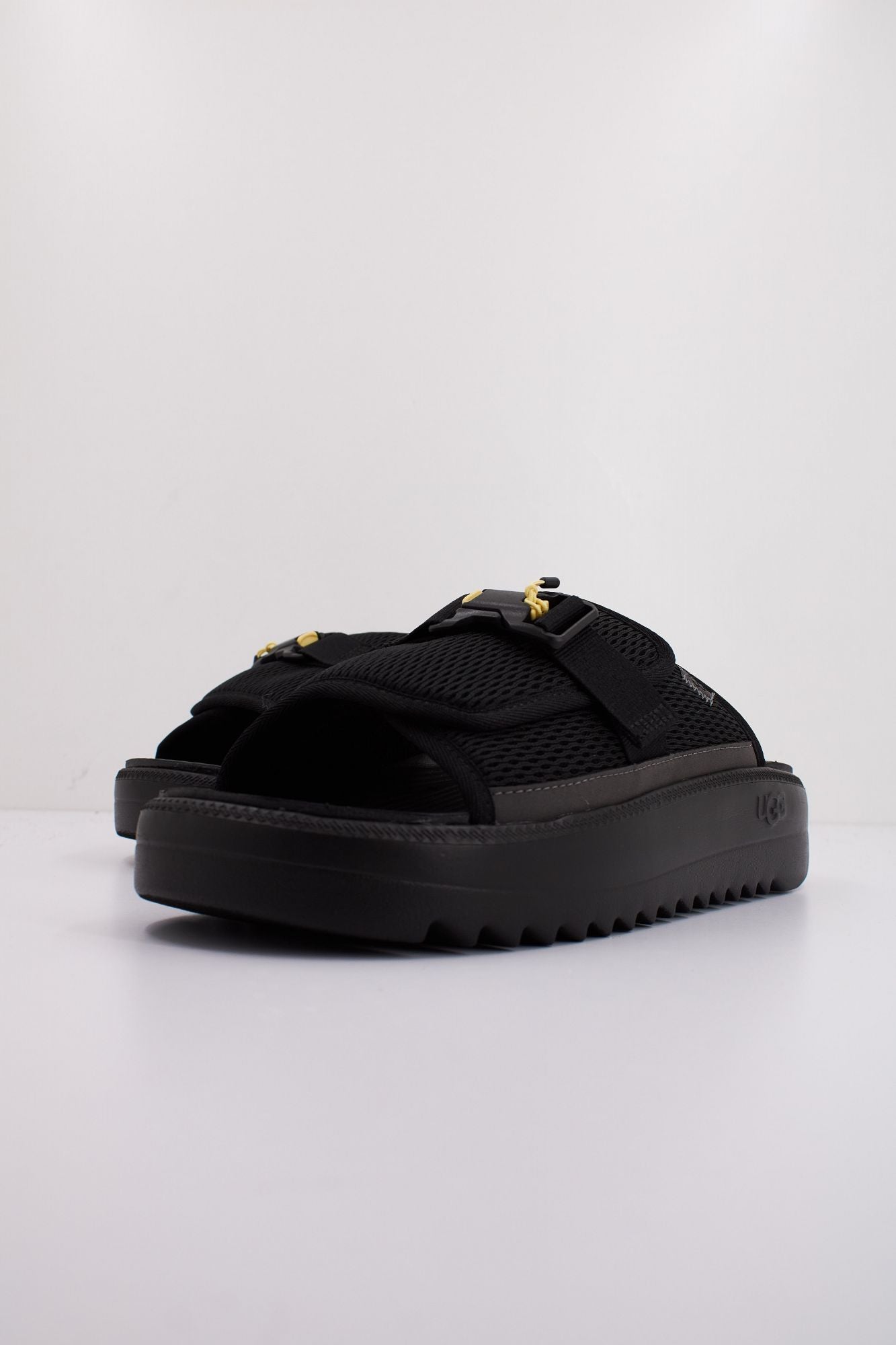 UGG M MAXXER SLIDE en color NEGRO (2)