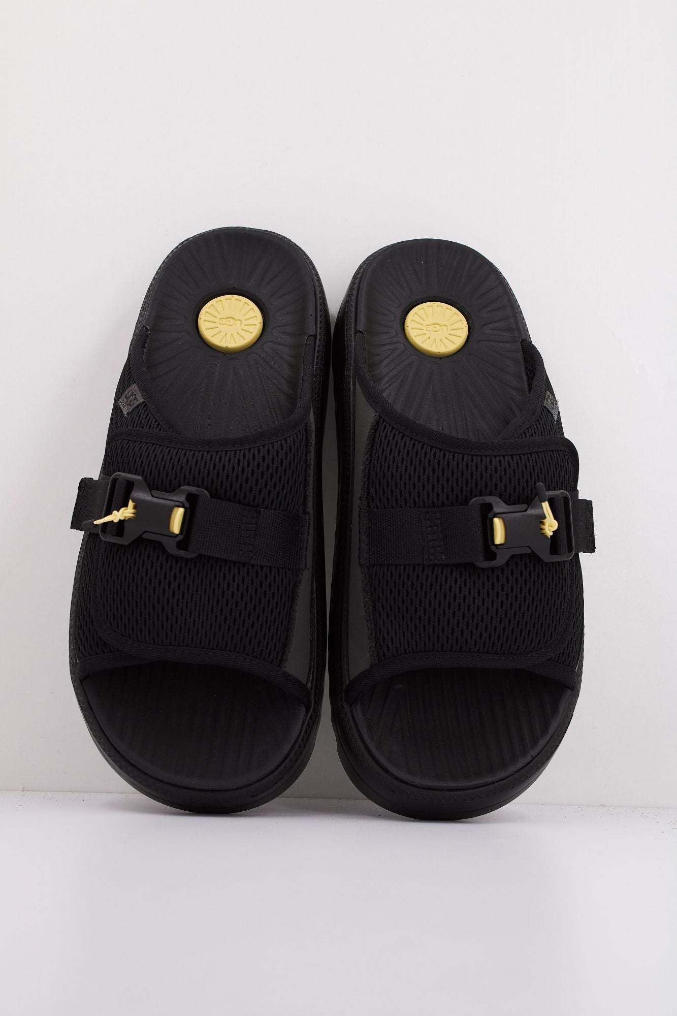 UGG M MAXXER SLIDE en color NEGRO (3)