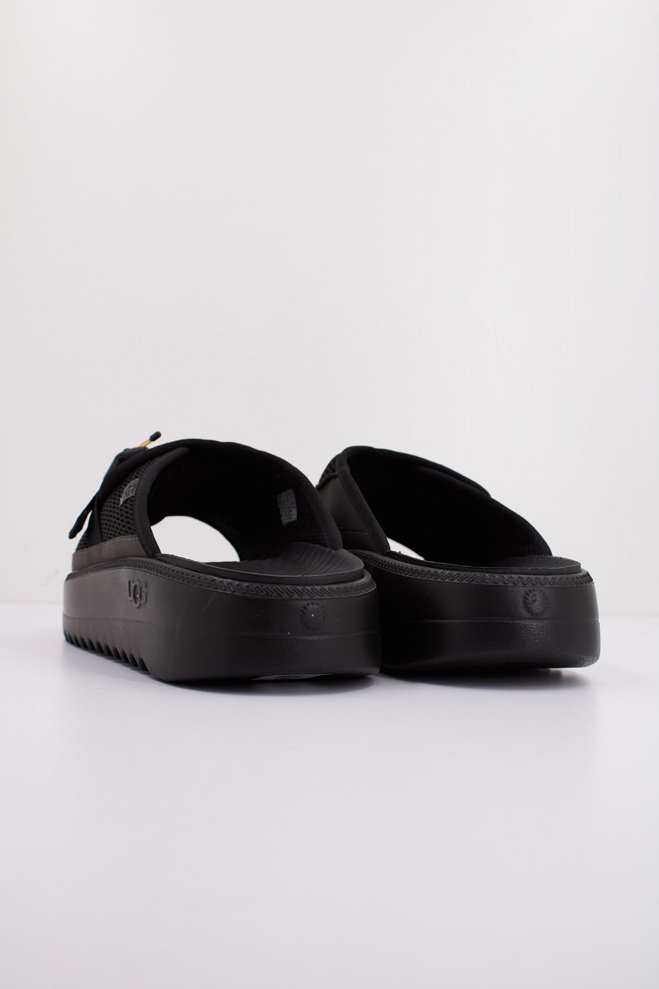 UGG M MAXXER SLIDE en color NEGRO (4)