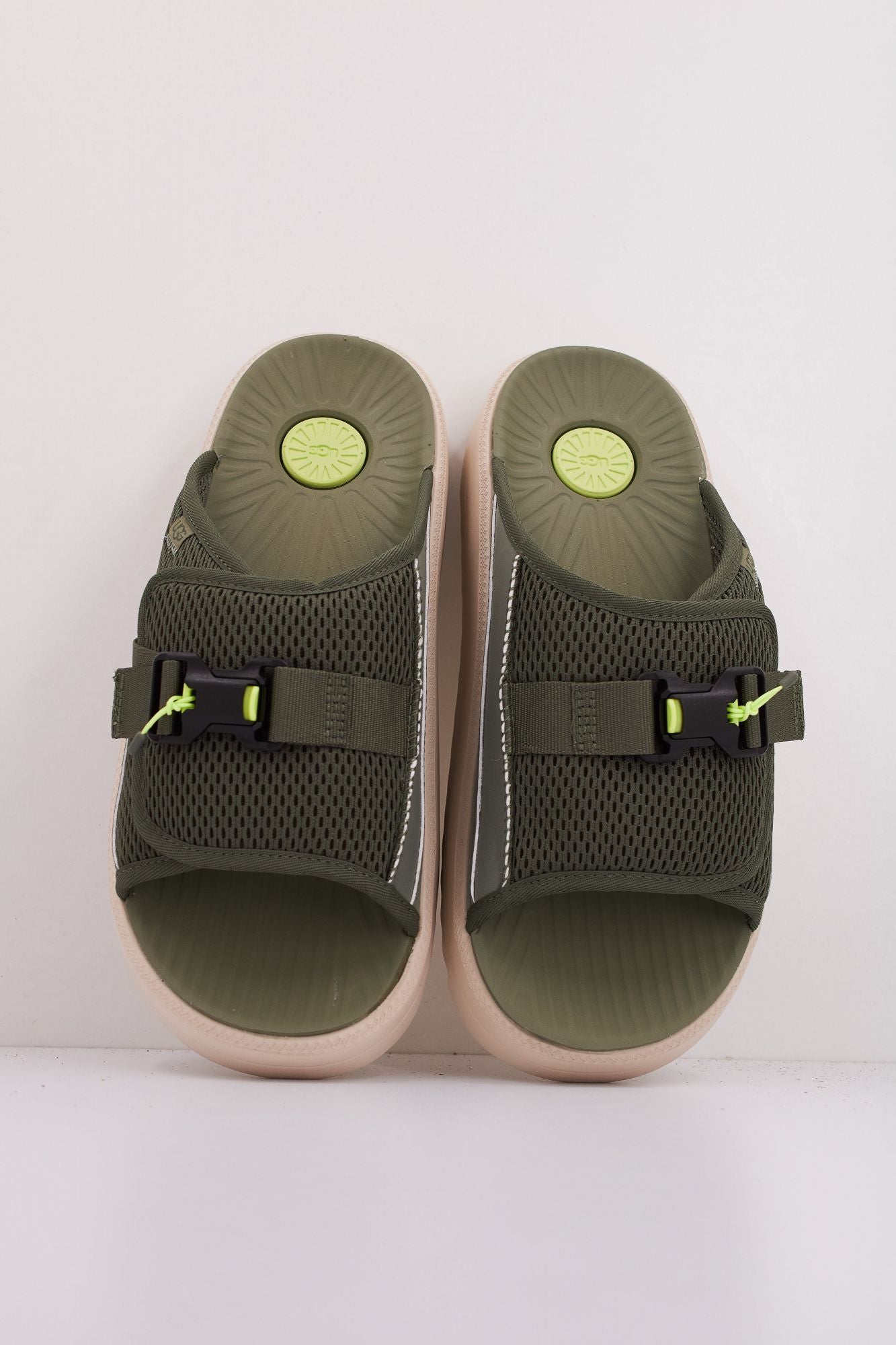 UGG M MAXXER SLIDE en color VERDE (3)
