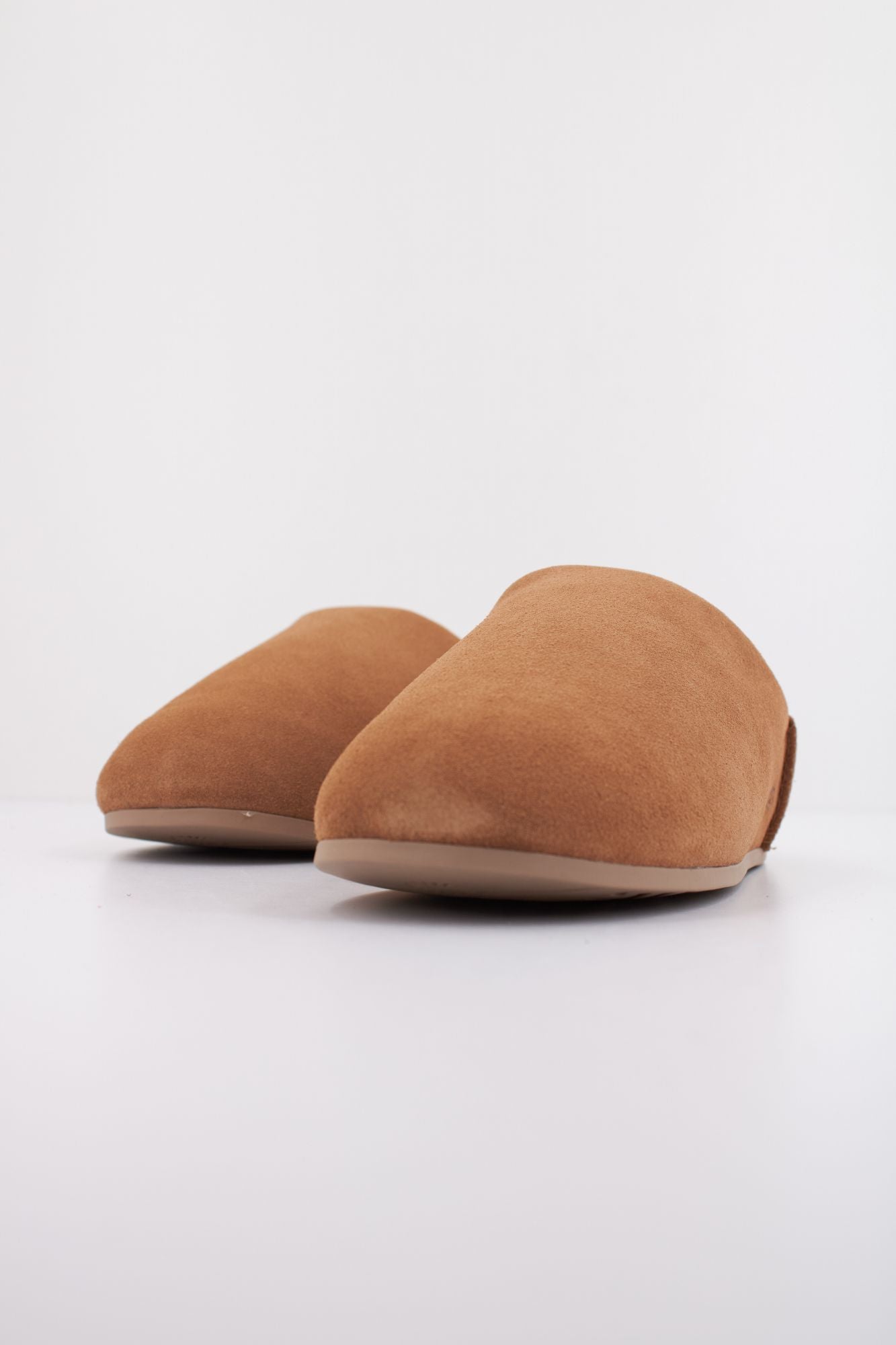 UGG W ELEA SLIP-ON en color MARRON (2)