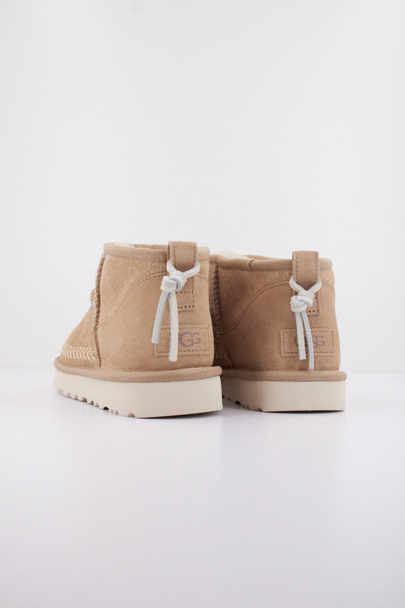UGG  W CLASSIC ULTRA MINI BIARRITZ  en color BEIS (4)