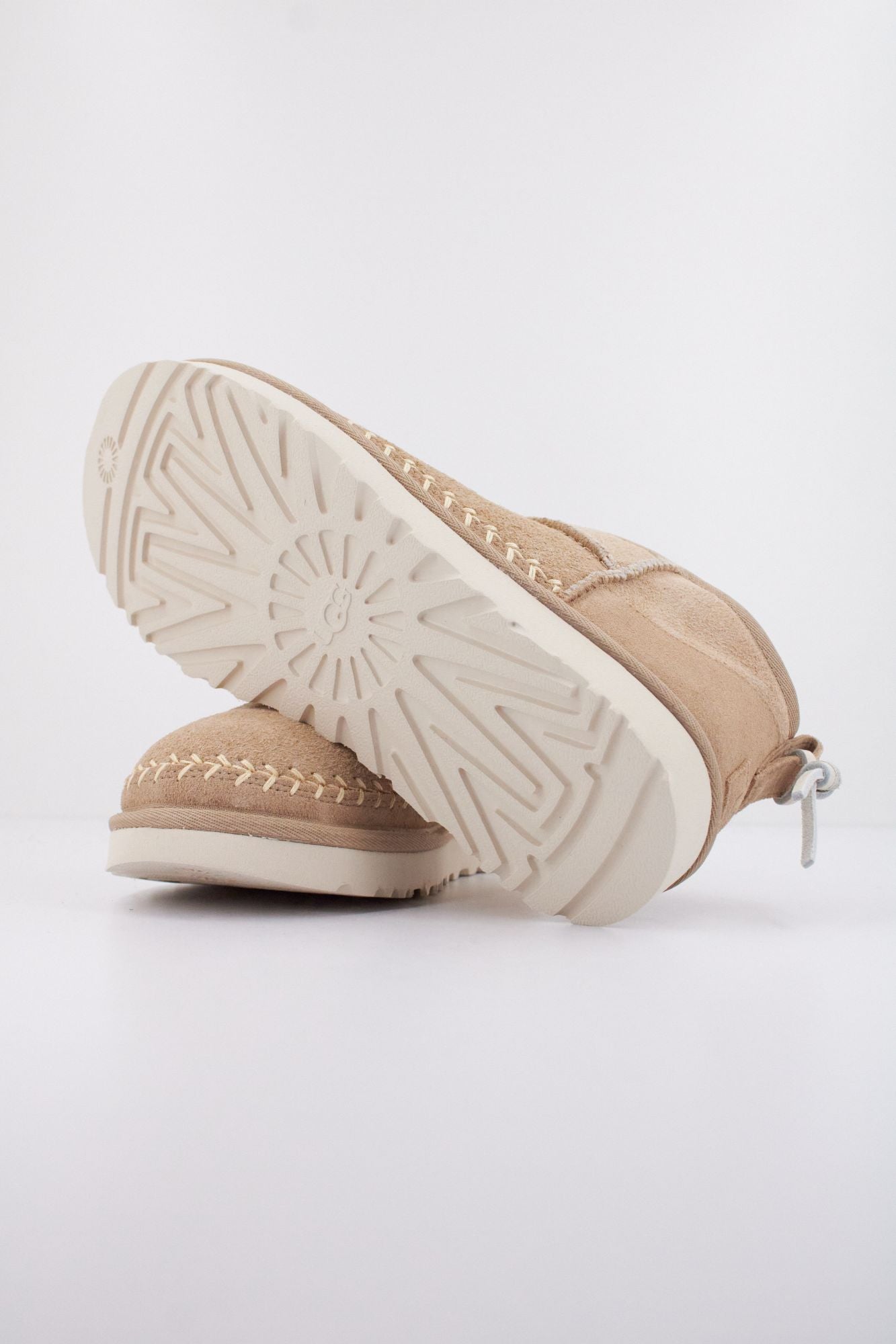 UGG  W CLASSIC ULTRA MINI BIARRITZ  en color BEIS (5)