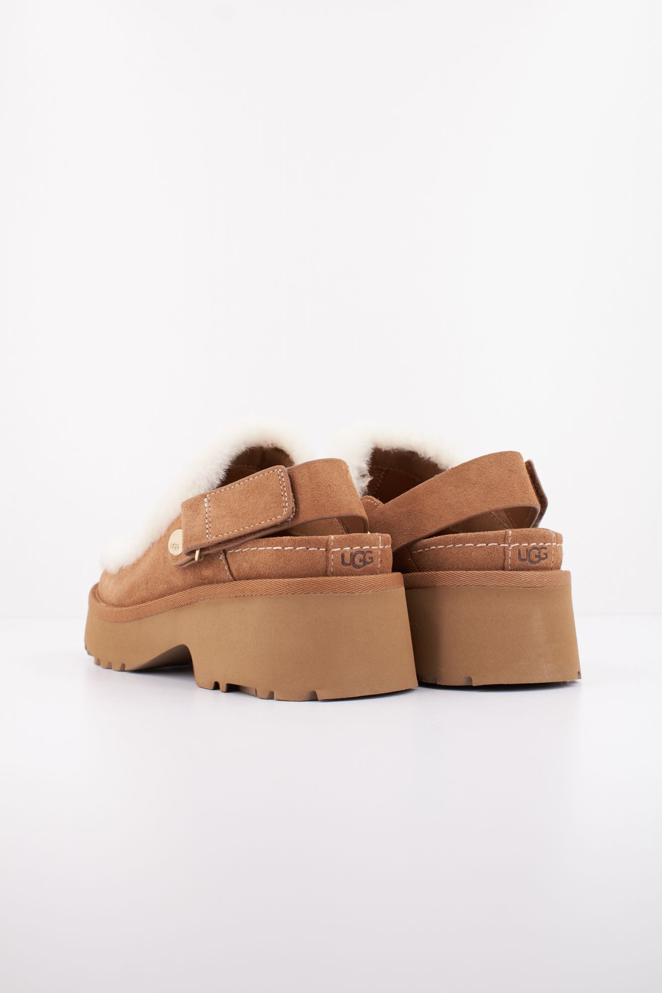 UGG W NEW HEIGHTS ESMEE CLOG en color MARRON (3)