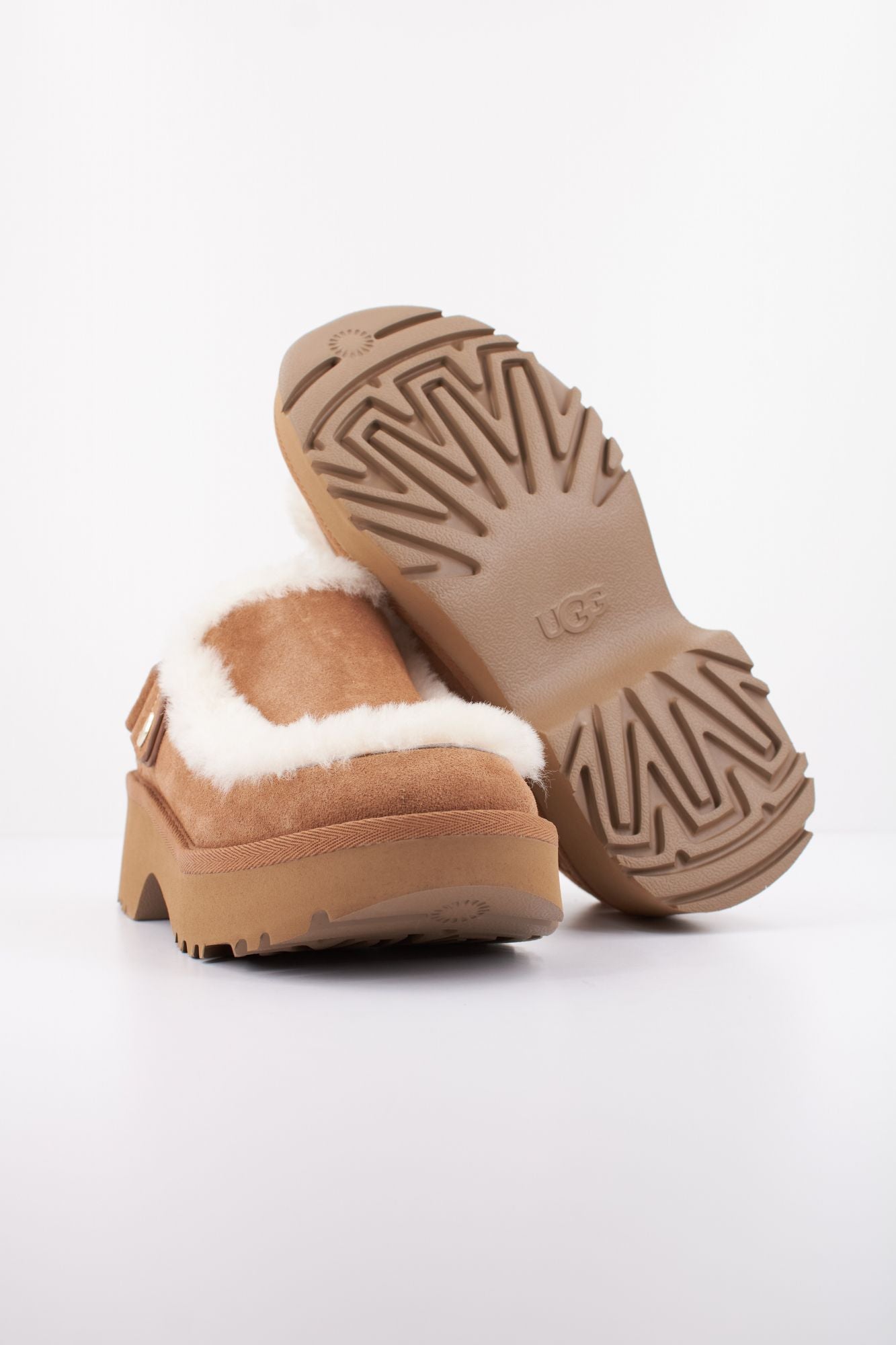 UGG W NEW HEIGHTS ESMEE CLOG en color MARRON (4)