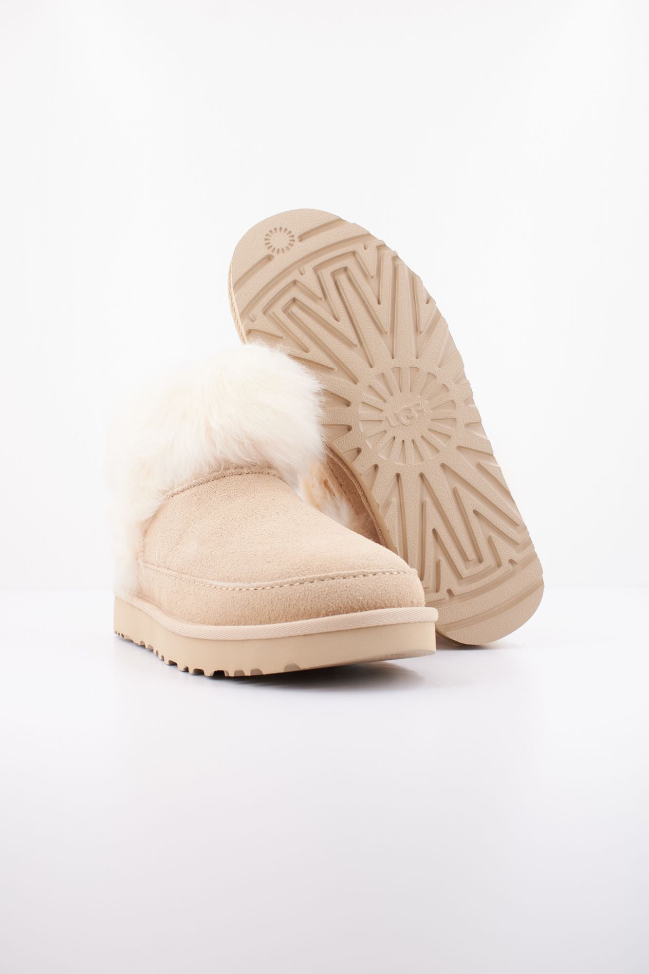 UGG W CLASSIC ULTRA MINI CHALE en color BEIS (4)