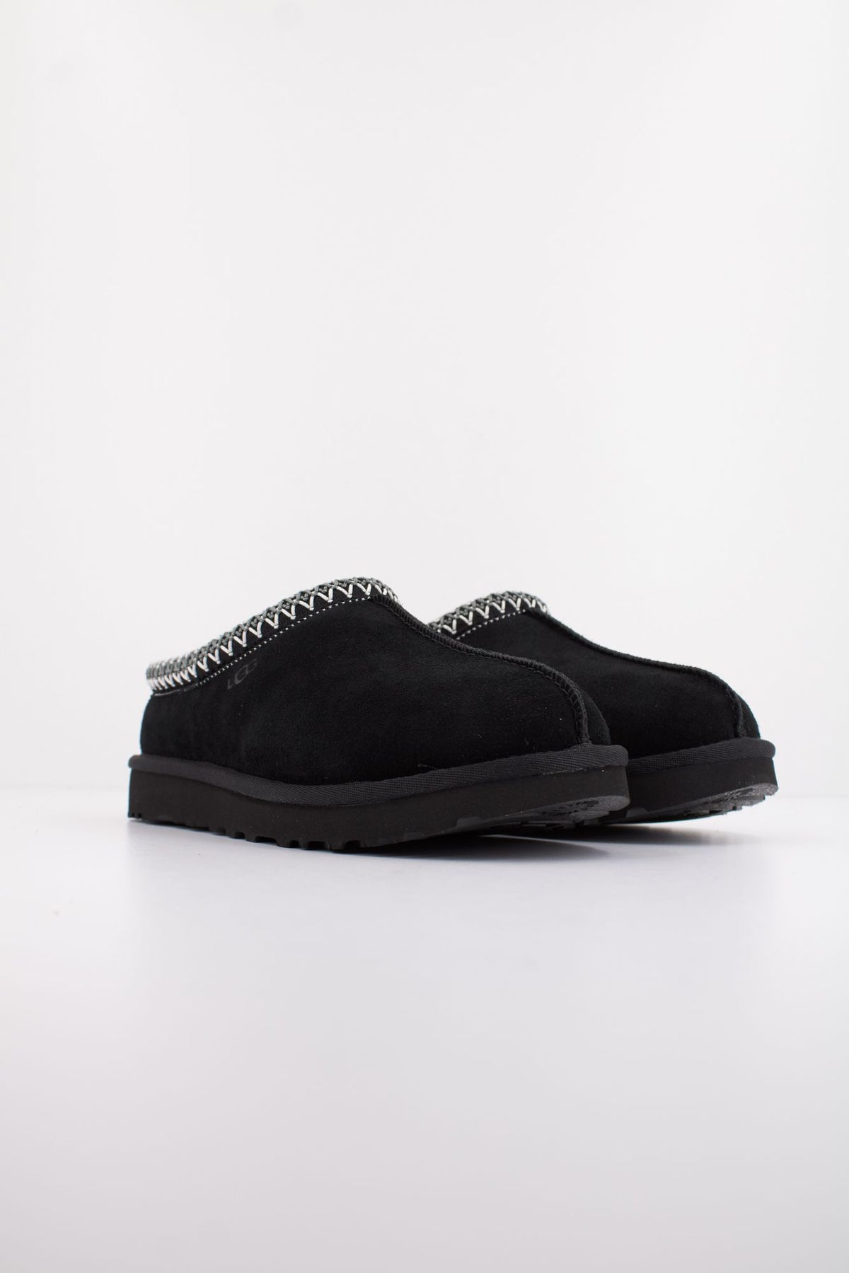 UGG TASMAN II 1174470U en color NEGRO (2)