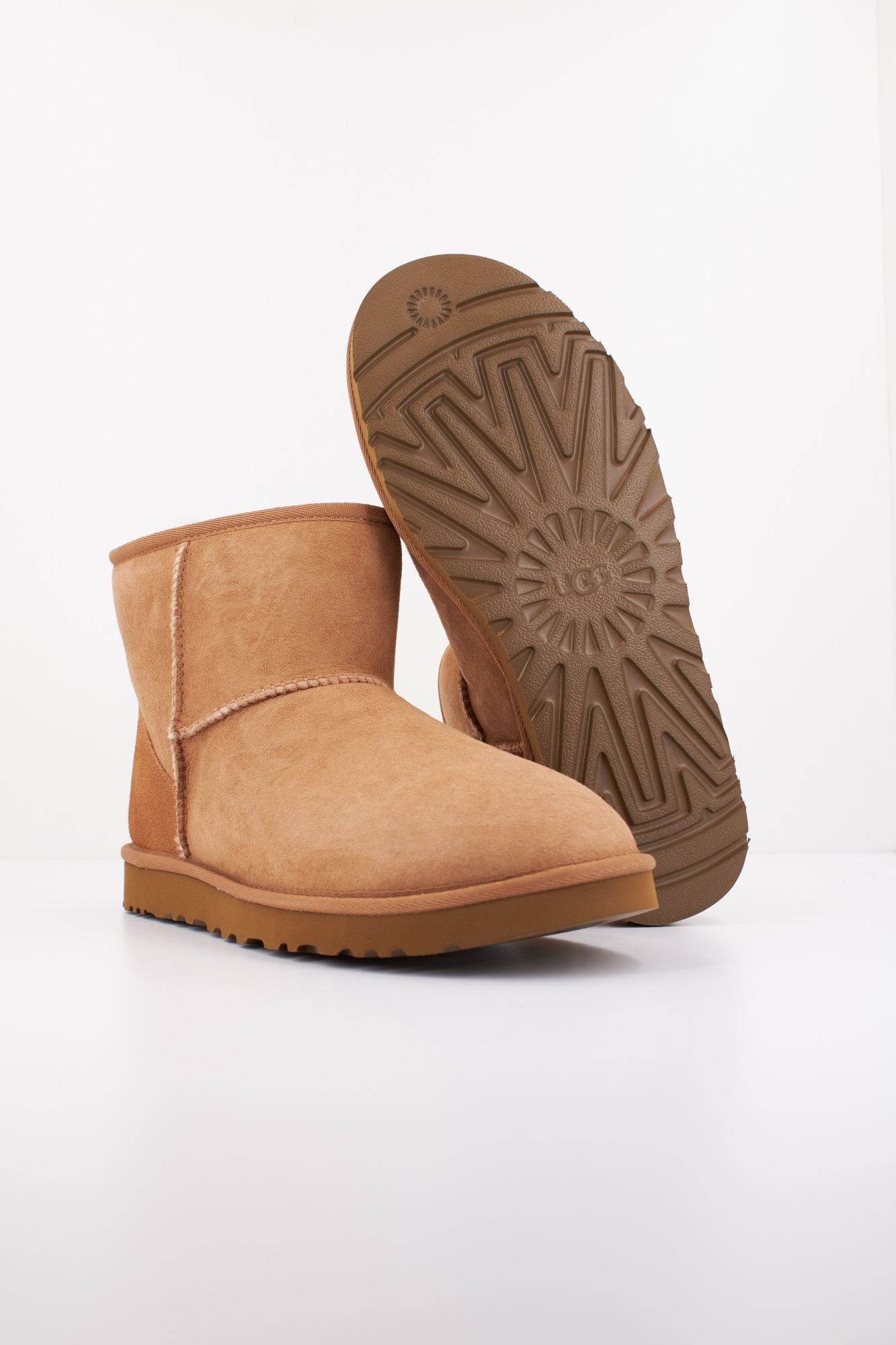 UGG M CLASSIC MINI en color MARRON (4)