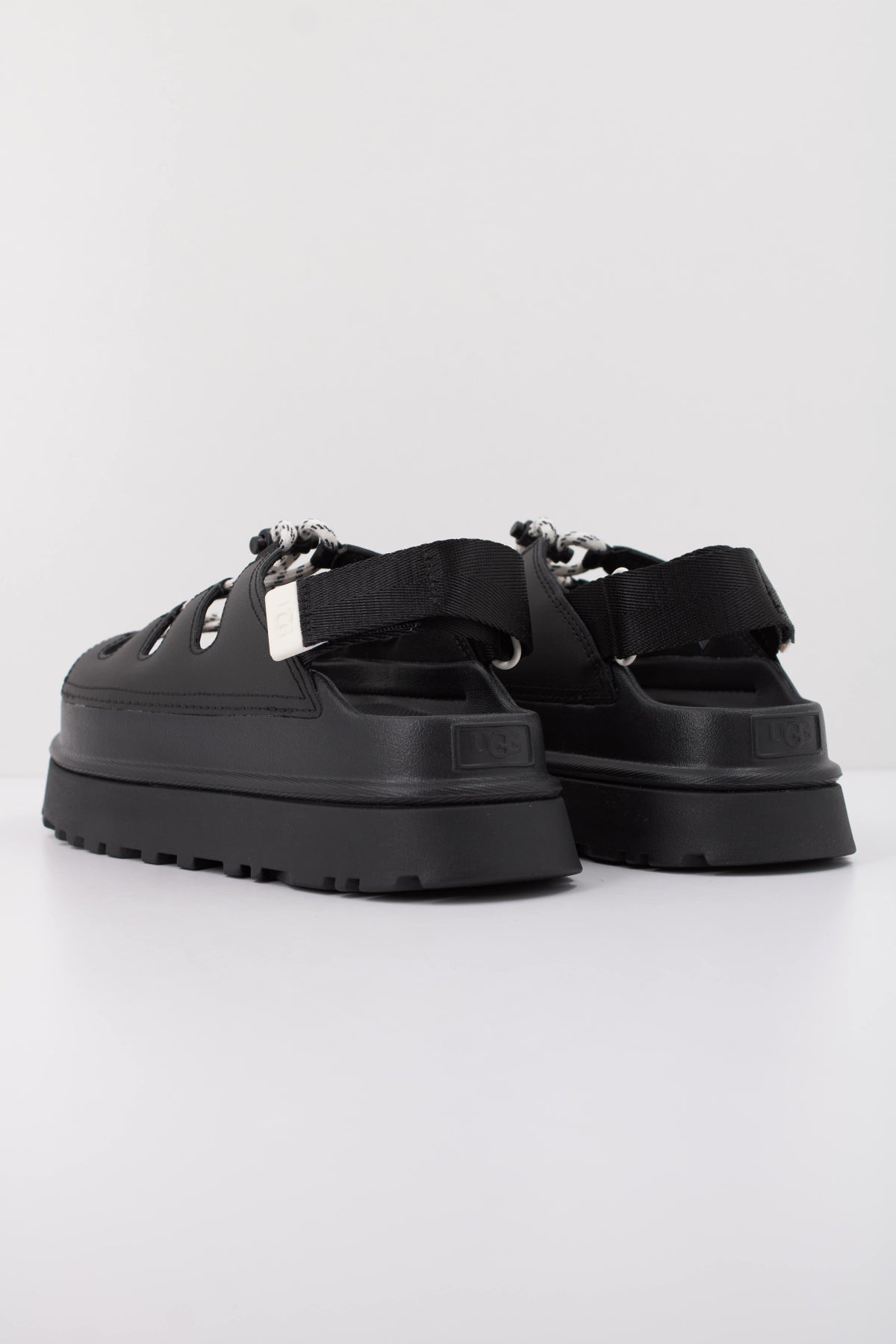 UGG W GOLDENGLOW TOGGLE en color NEGRO (4)