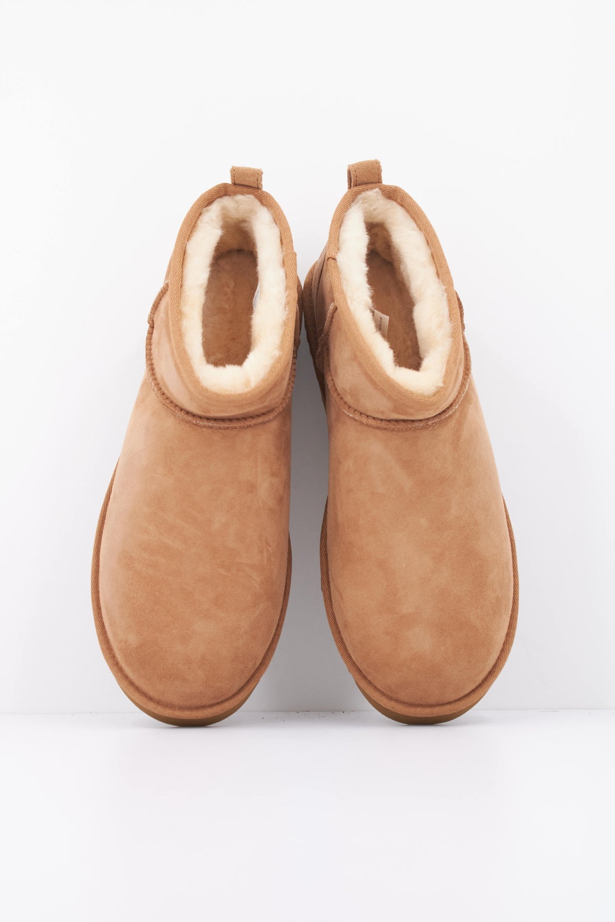 UGG M CLASSIC ULTRA MINI en color MARRON CLARO (3)
