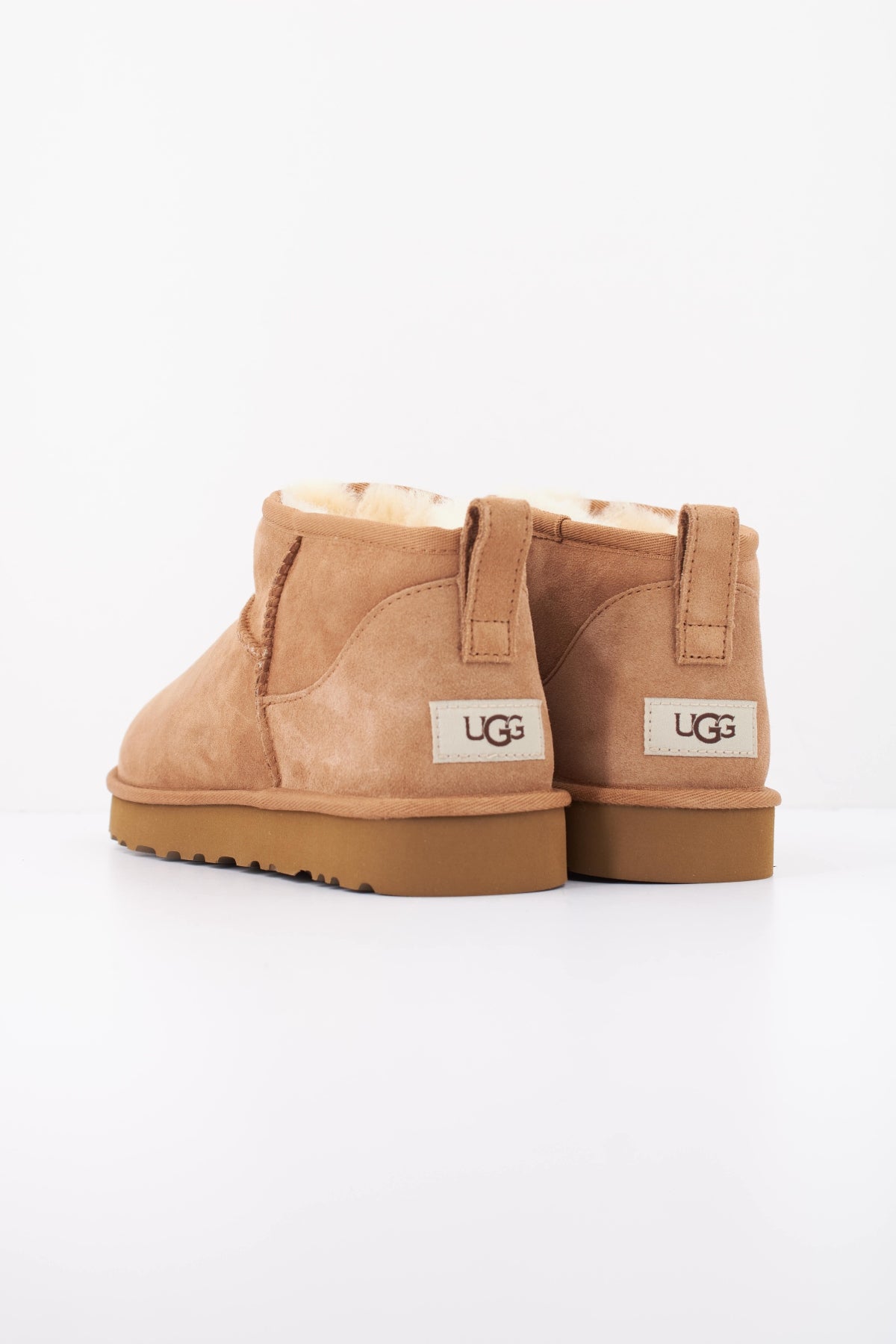 UGG M CLASSIC ULTRA MINI en color MARRON CLARO (4)