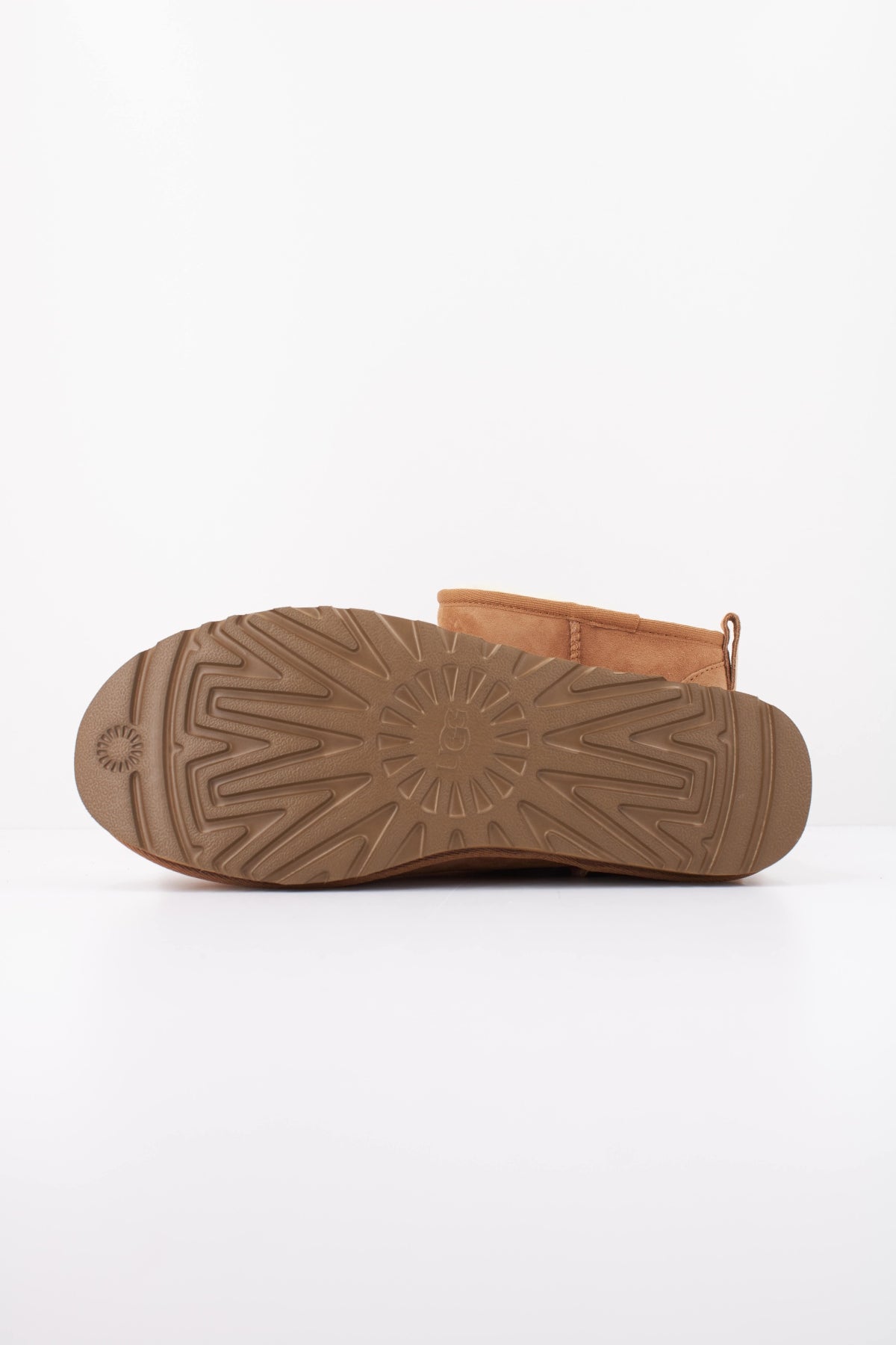 UGG M CLASSIC ULTRA MINI en color MARRON CLARO (5)